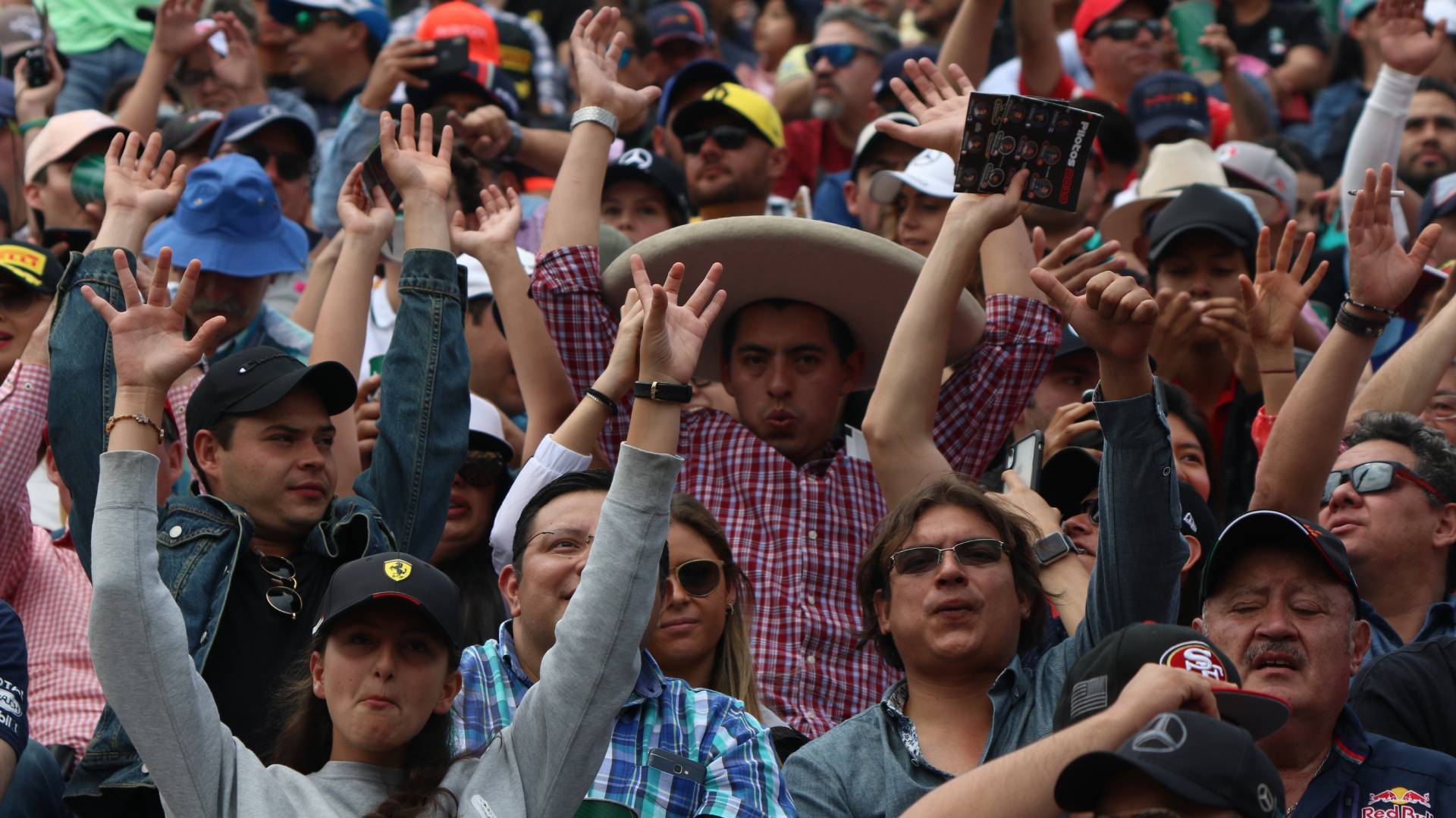 Basta con echar un vistazo a las gradas durante un día de carrera para cerciorarse que los aficionados mexicanos tienen una clara predilección por la escala de rojos (Foto: Cuartoscuro)