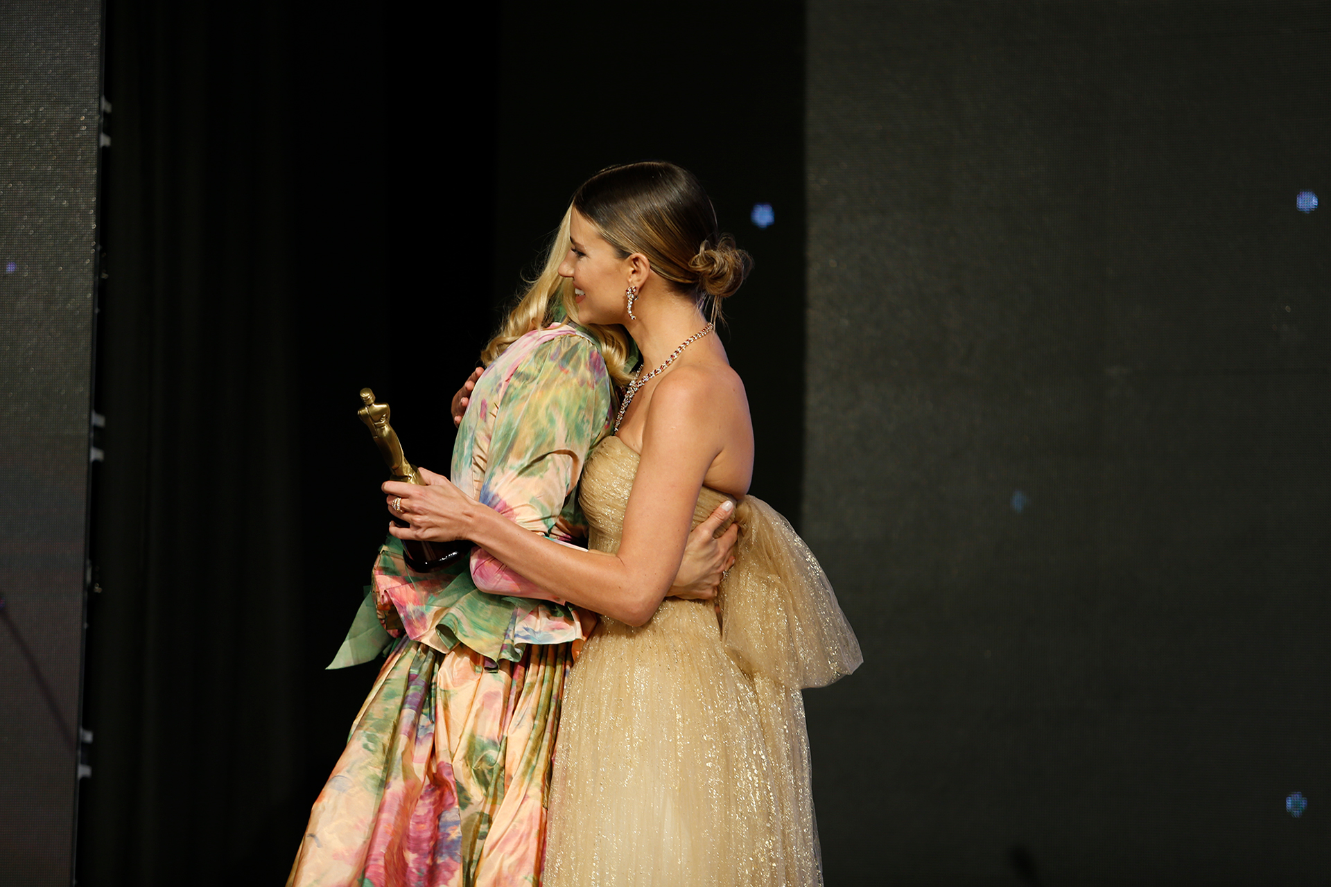 Angie Landaburu ganó como mejor Influencer. Abrazo cordial y sincero con Valeria Mazza (Nicolás Aboaf)