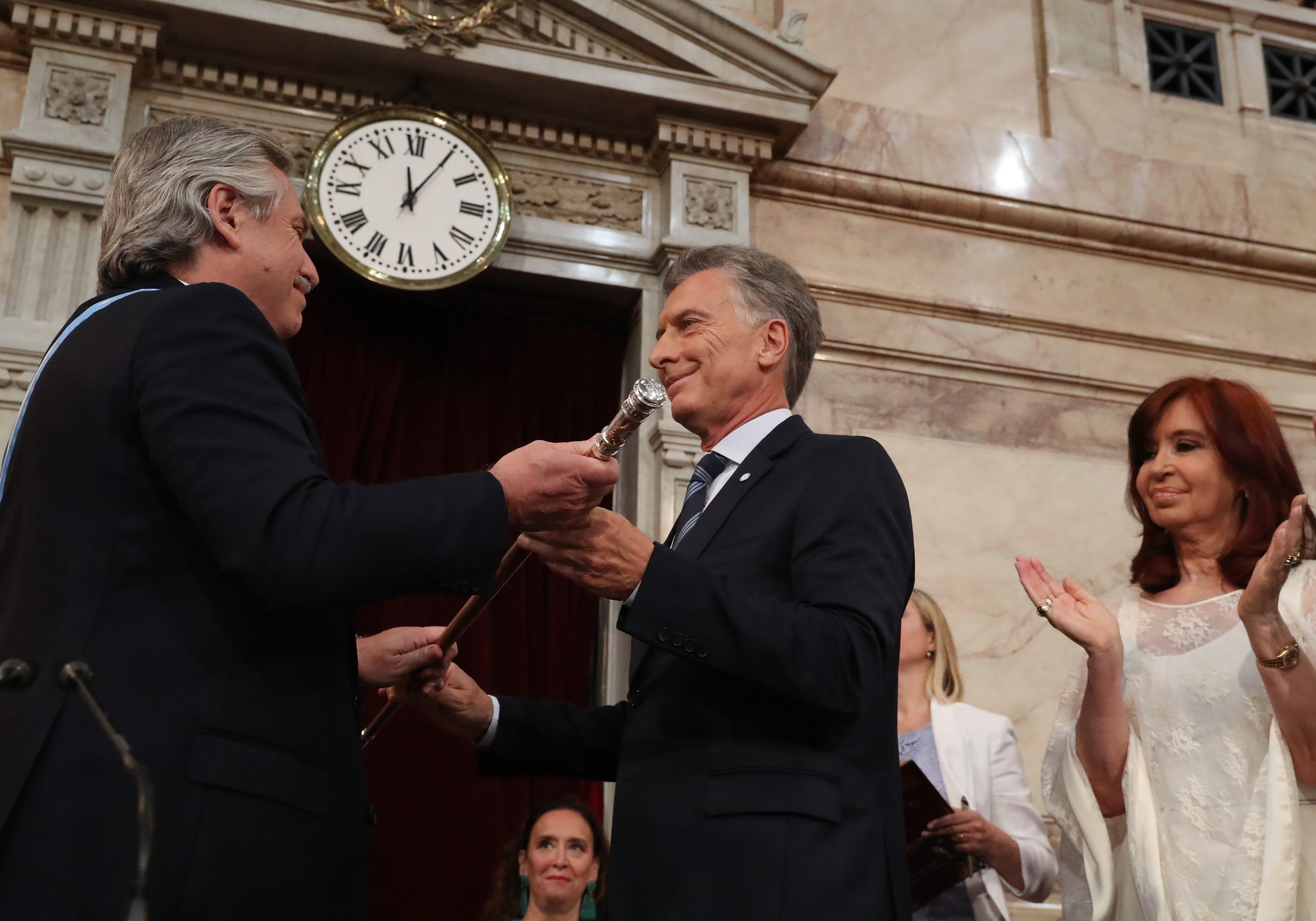 El momento en que Mauricio Macri le entrega el bastón presidencial a Fernández