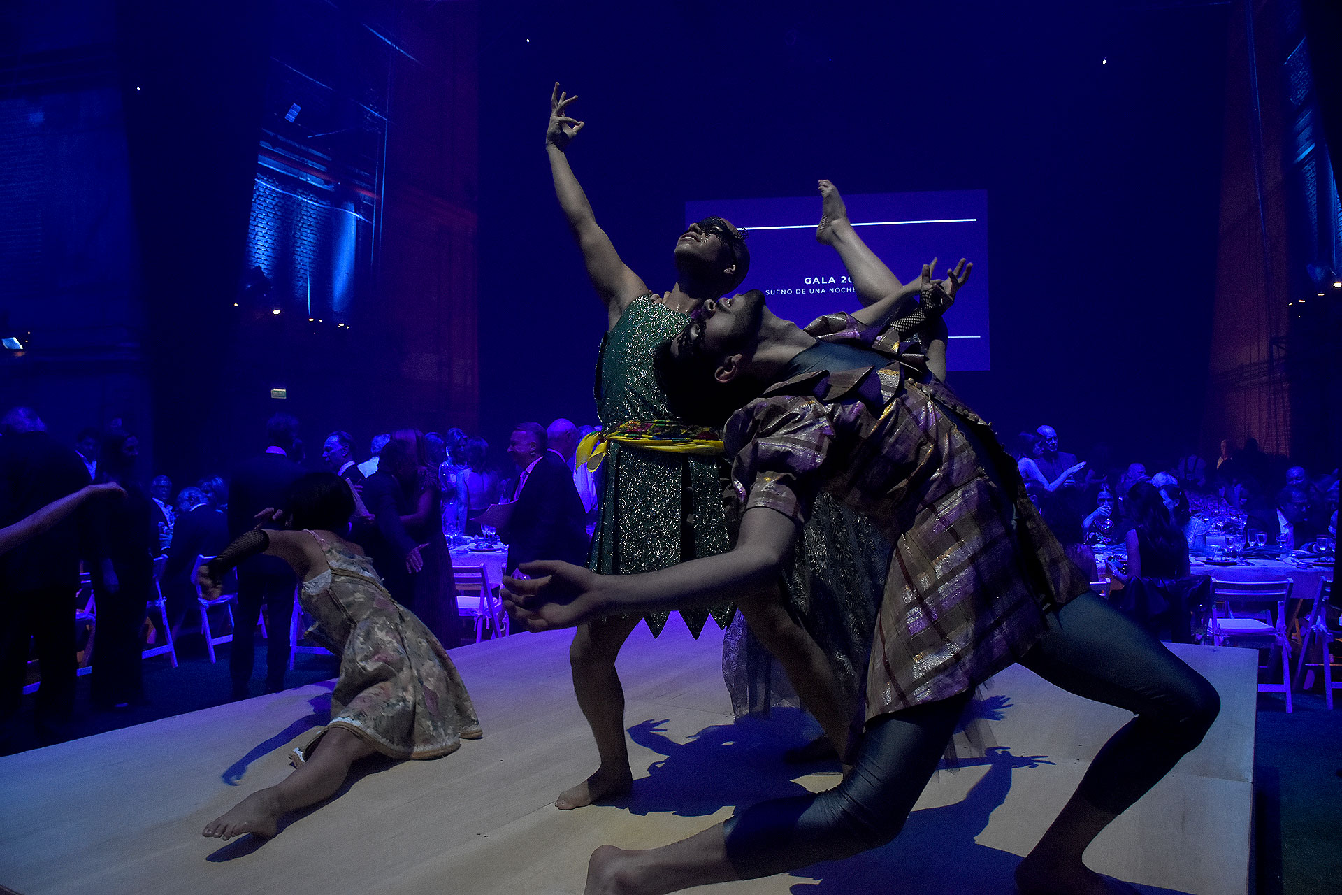 La cena se desplegó sobre el escenario de la Sala Martín Coronado y contó con una increíble puesta escenográfica del recientemente ganador de dos premios ACE, Alberto Negrín