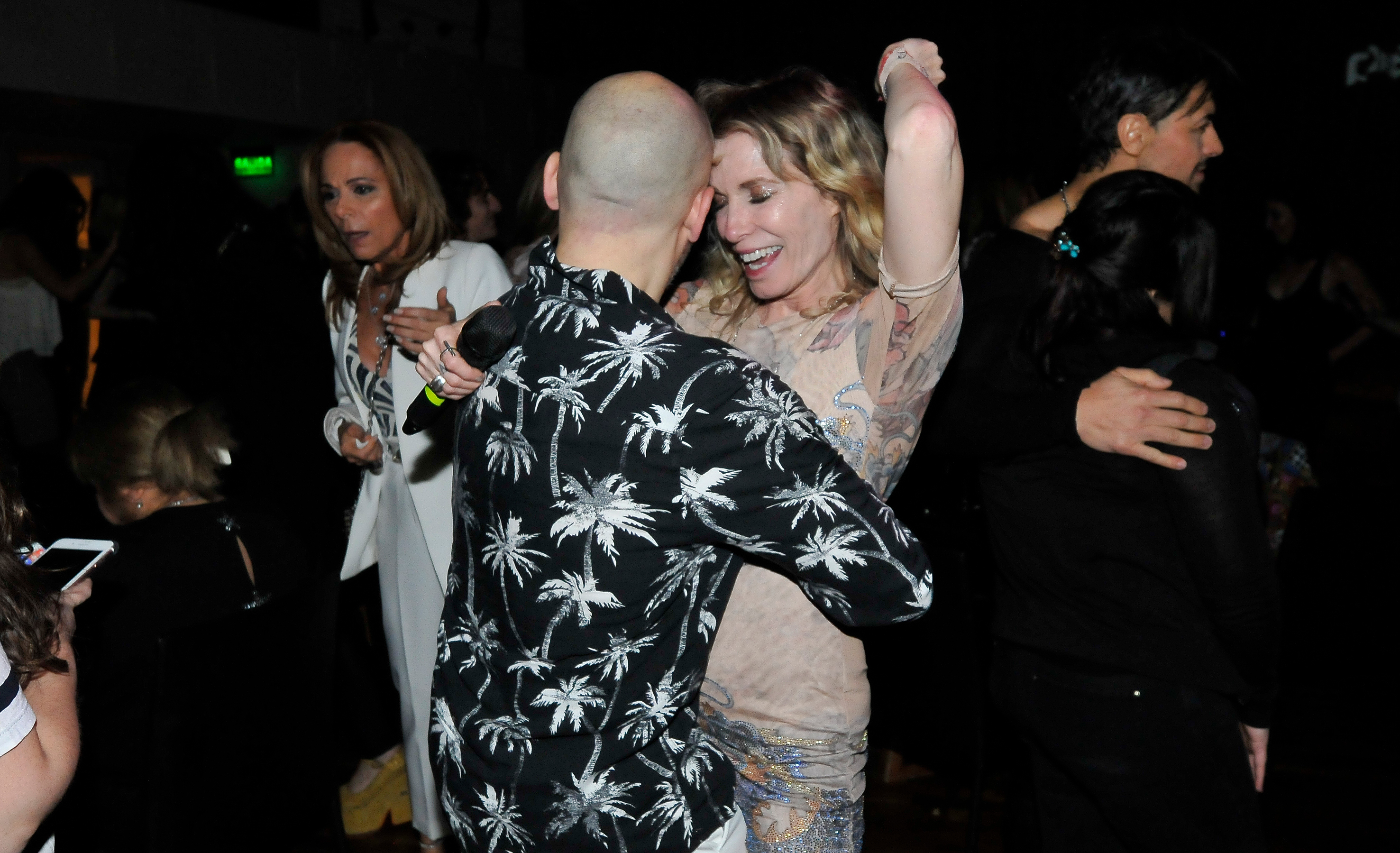 Gloria Carrá bailando con el cumpleañero
