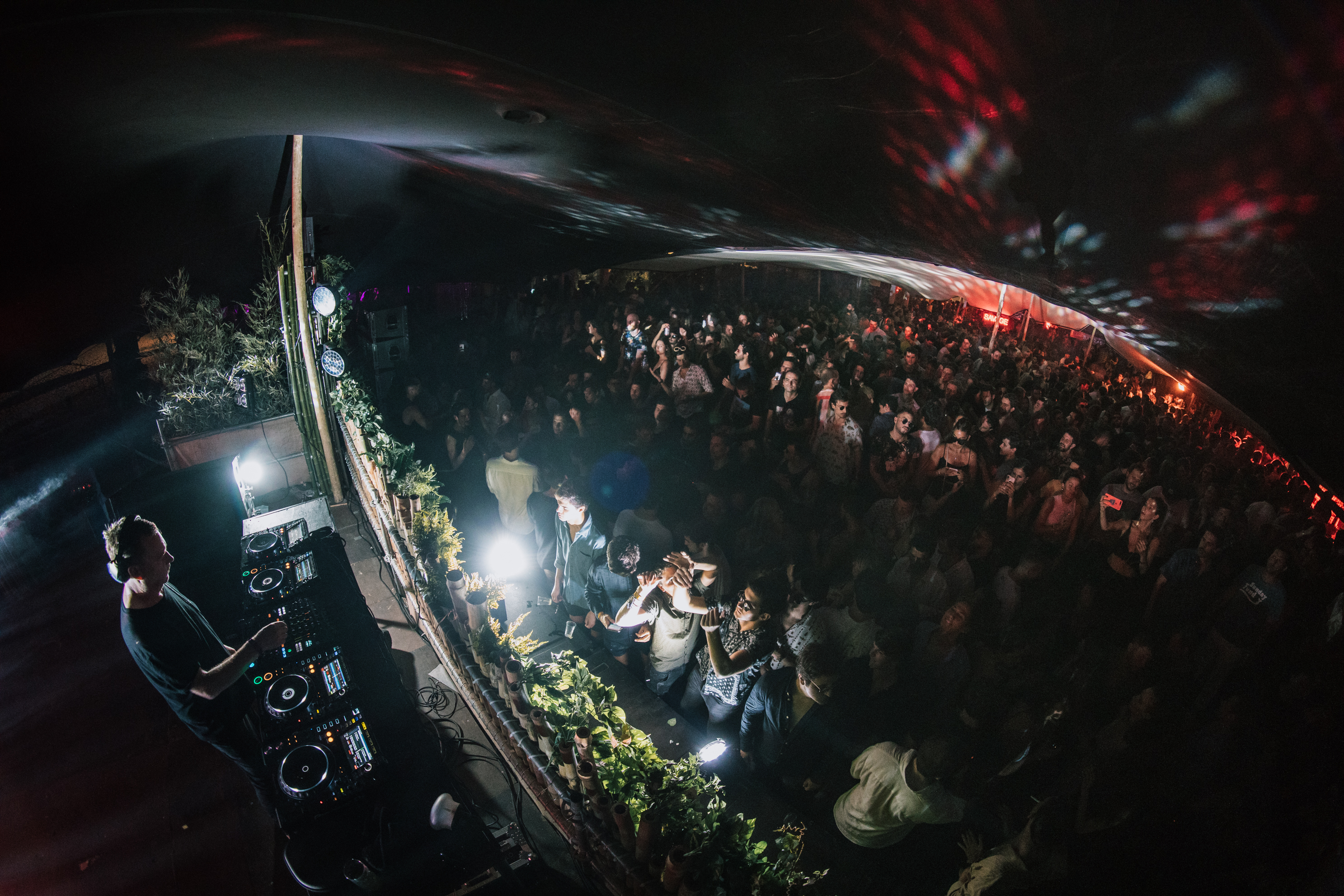 El gran DJ británico hizo bailar a más de 2 mil personas en el balneario Bagatelle