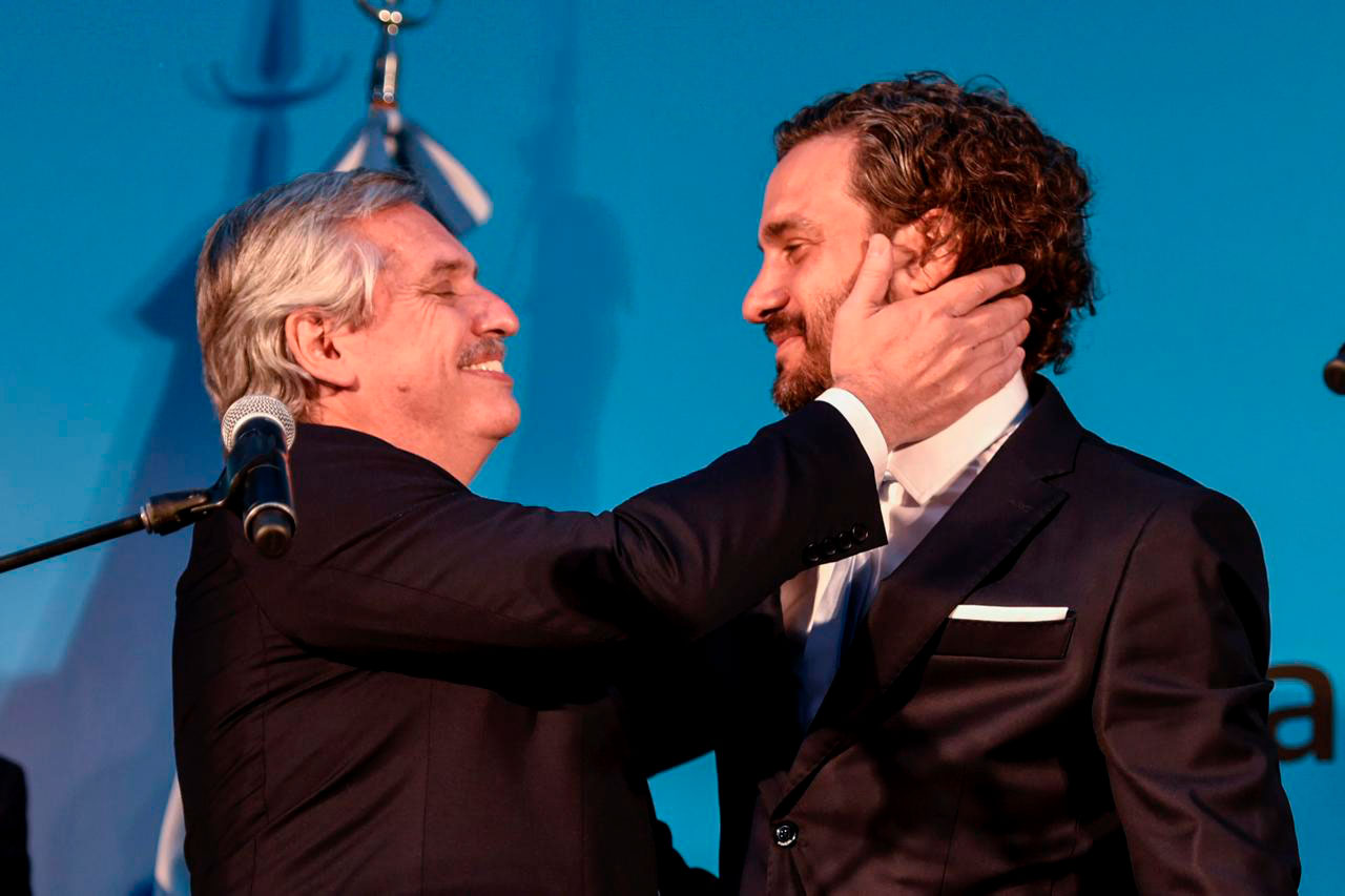 El presidente saluda afectuosamente a su jefe de Gabinete, Santiago Cafiero