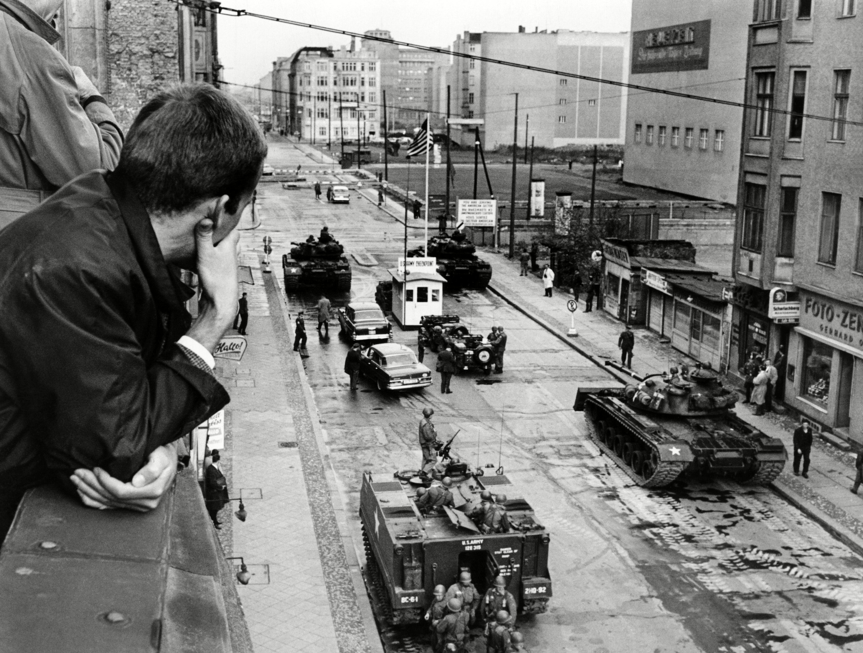 Una vista de Friedrichstrasse hacia el célebre Checkpoint Charlie, uno de los principales puestos de control para cruzar entre ambos lados de Berlín (25 de octubre de 1961)