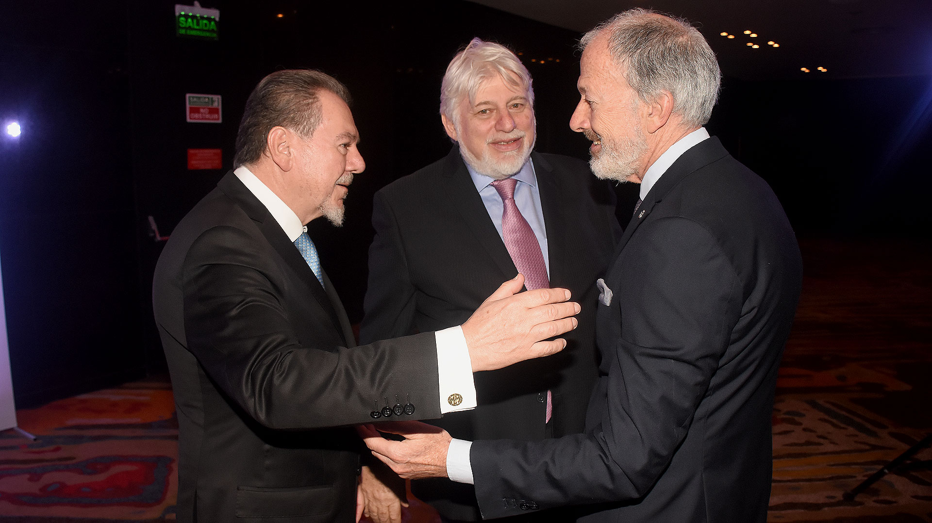 Los empresarios Mario Montoto y Adrián Werthein junto al presidente de la DAIA, Jorge Knoblovits