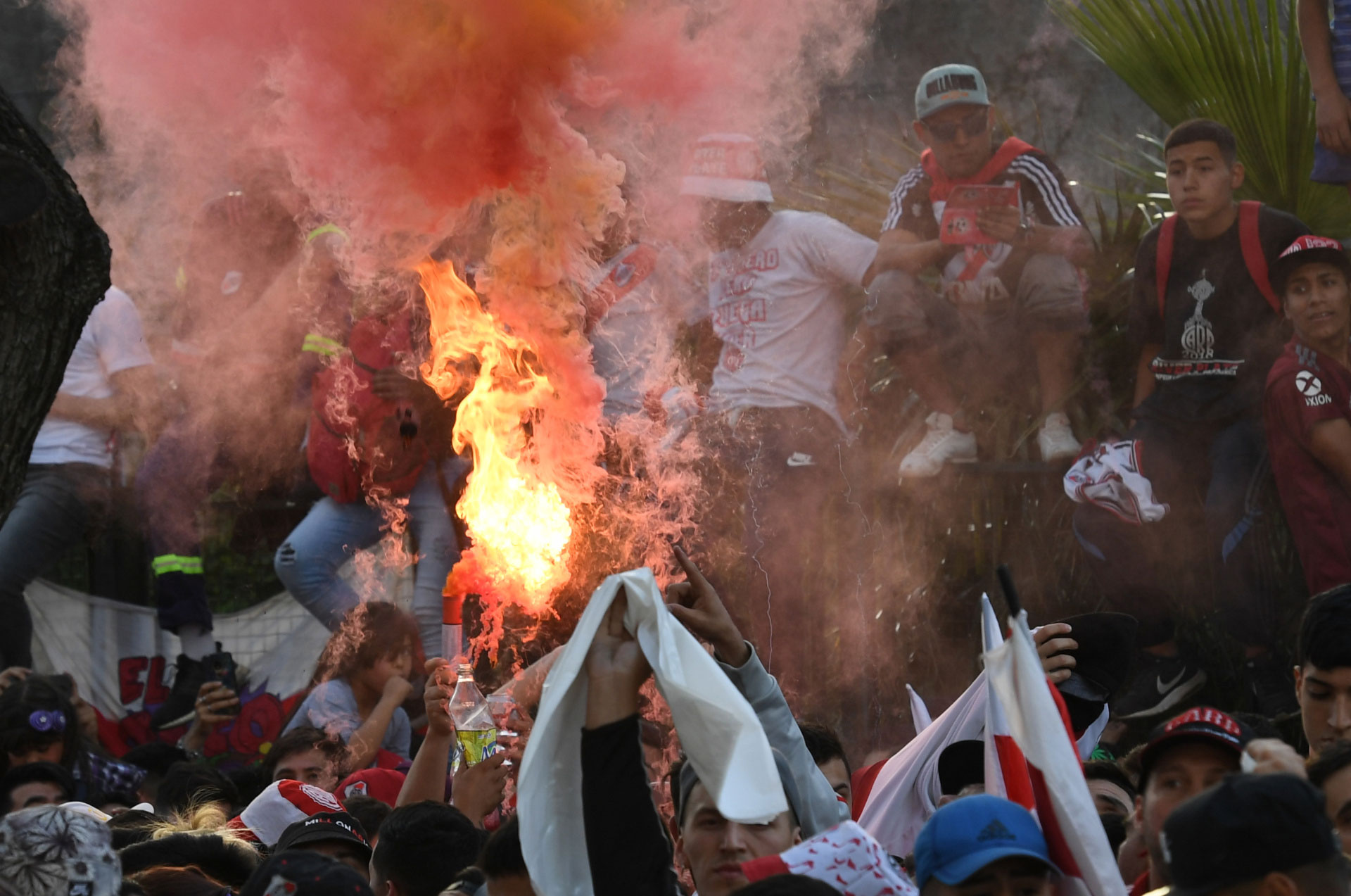 Bengalas, banderas y camisetas llenaron de color las cercanías del Monumental