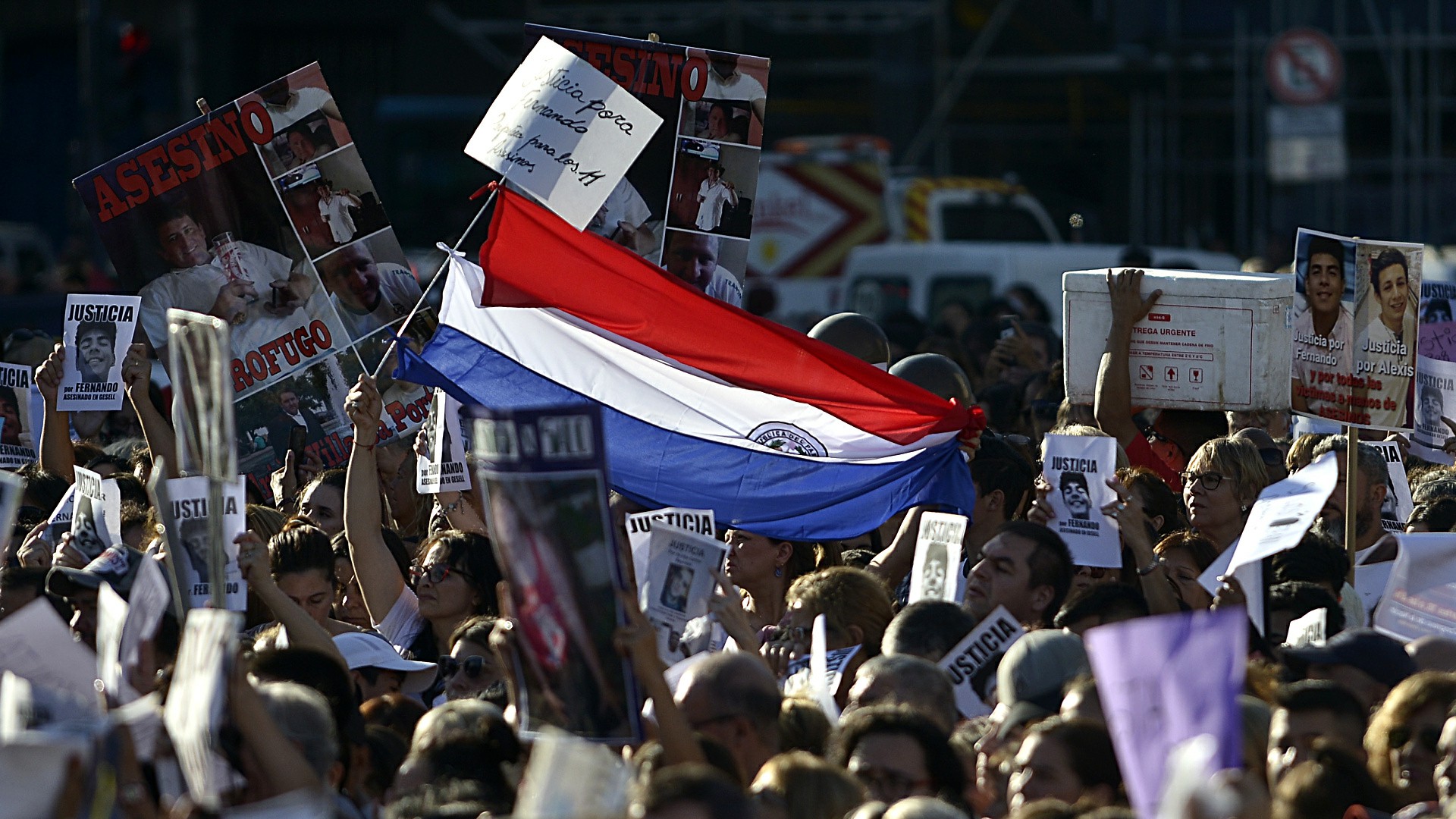 Una bandera de Paraguay, donde nacieron los padres de Fernando