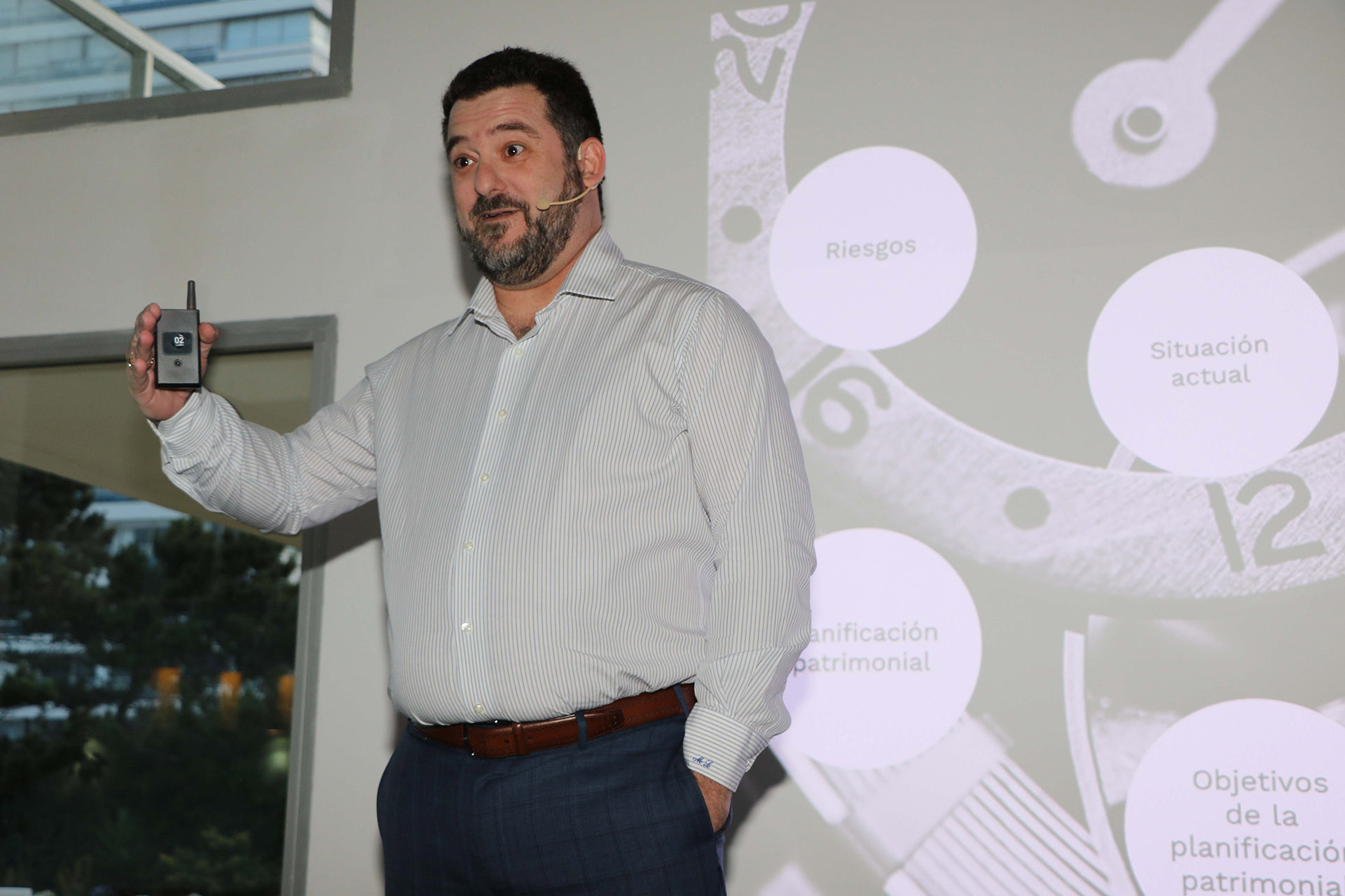 En Punta del Este y con una gran convocatoria de empresarios e importantes personalidades, Martín Litwak presentó su primer libro “¿Cómo protegen sus activos los más ricos y por qué deberíamos imitarlos”?. En esta obra, el reconocido abogado -que ya se encuentra trabajando en su segundo libro- desmitifica las llamadas jurisdicciones offshore, también conocidas como paraísos fiscales, y simplifica la temática con una guía práctica de opciones para la eficiente estructuración de patrimonios