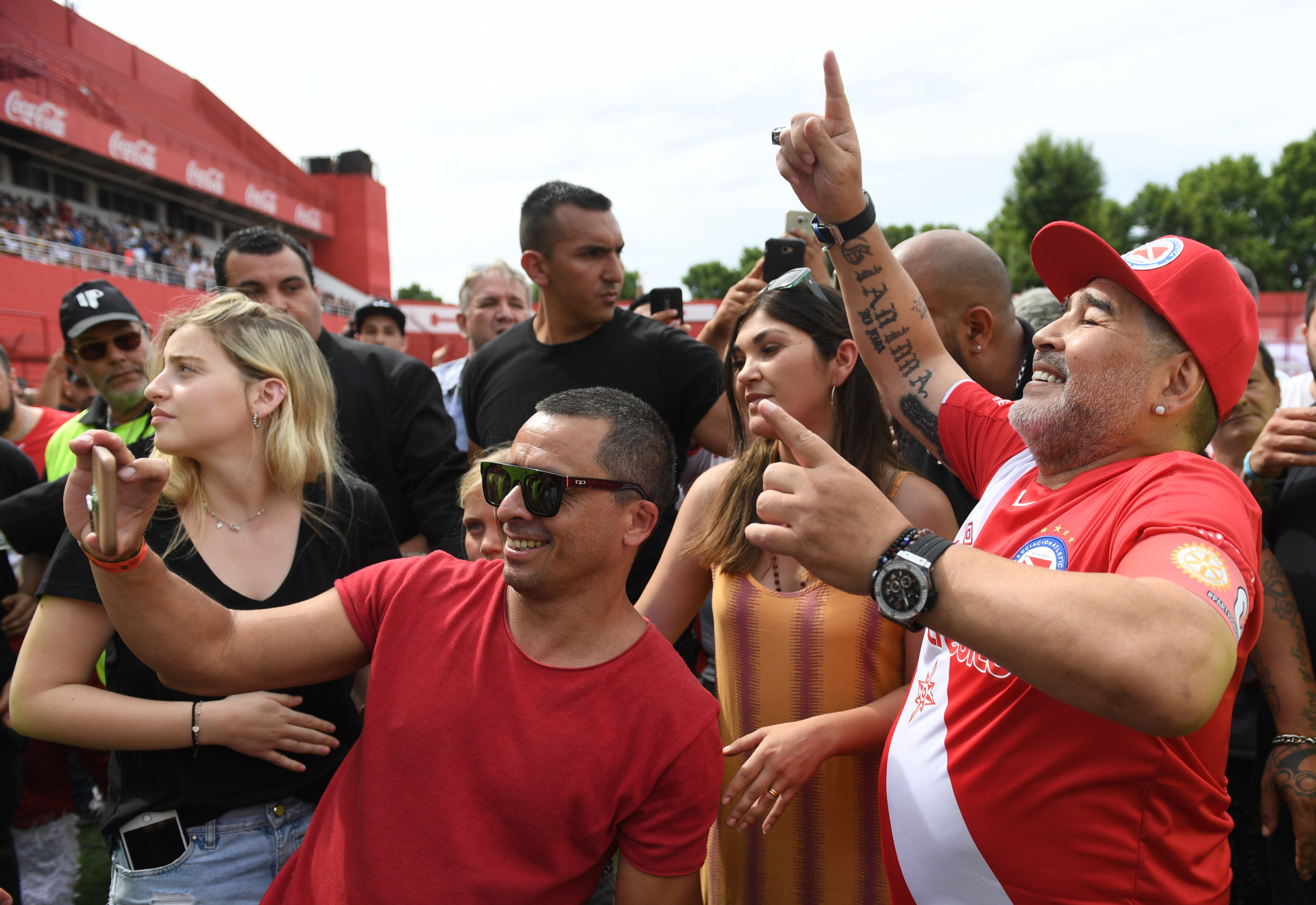 El Diez saludó a los hinchas que se acercaron hasta el estadio que lleva su nombre (Maximiliano Luna)