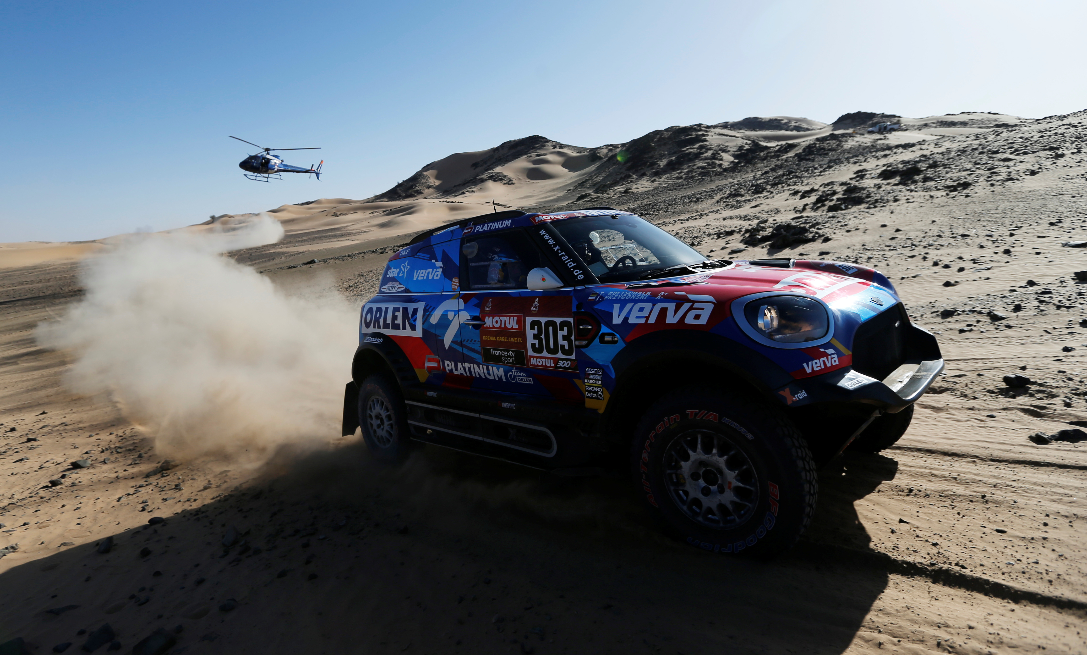 El martes se disputa la novena etapa del Dakar, de Haradh al este del país, con una especial de 410 kilómetros. Las motos y los quads regresarán a la competición, tras la jornada de luto por el fallecimiento de Gonçalves