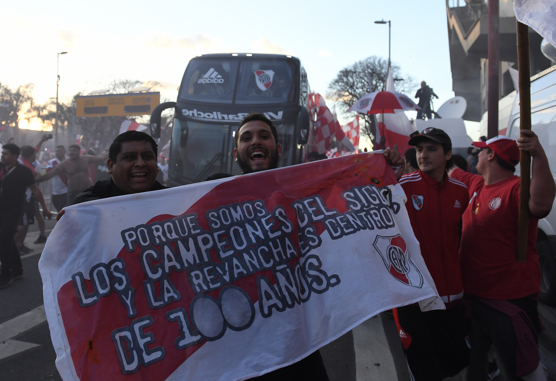 Apenas el micro se puso en marcha las gargantas de la gente de River explotaron para alentar a los jugadores