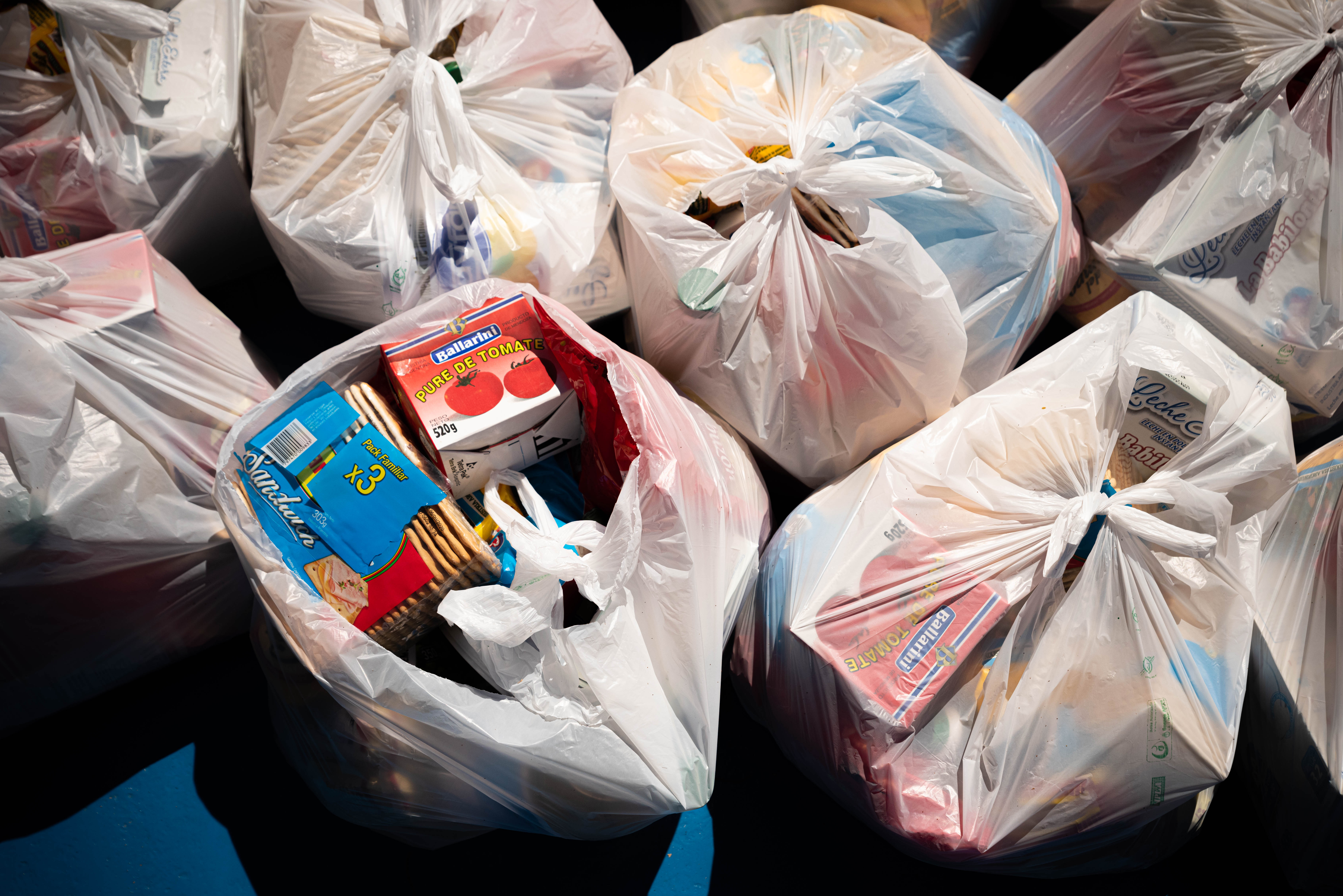 Los kits repartidos entre las familias de sus alumnos tienen alimentos secos. (Foto: Franco Fafasuli)