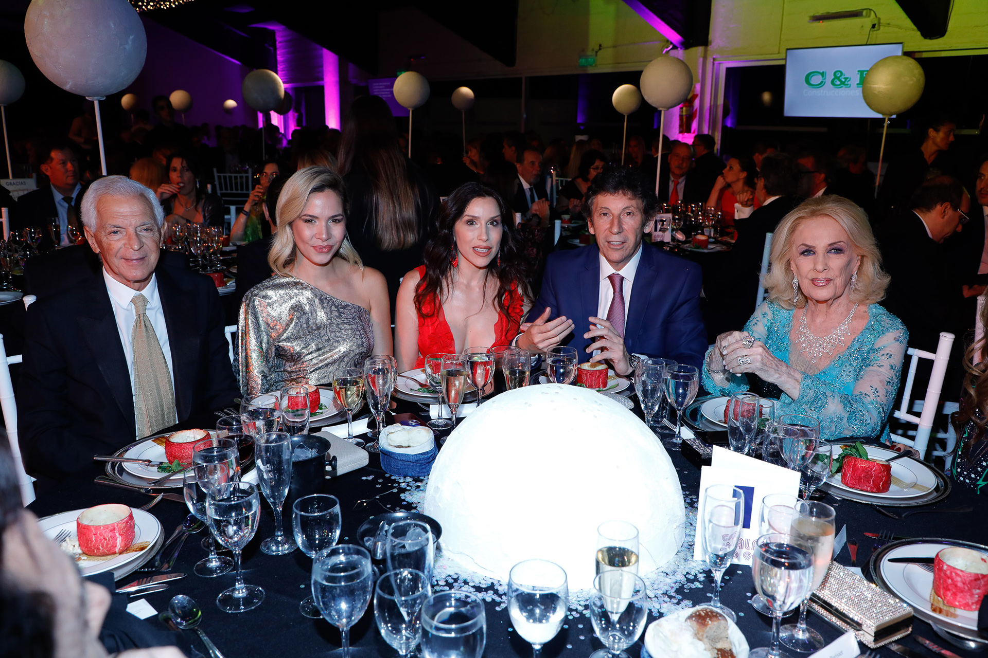 La mesa principal de la gala a beneficio de la Cooperadora del Hospital Central de San Isidro: Eduardo Costantini y su pareja Elina Fernández Fantacci; el intendente de San Isidro y su pareja Coral Campopiano; y Mirtha Legrand