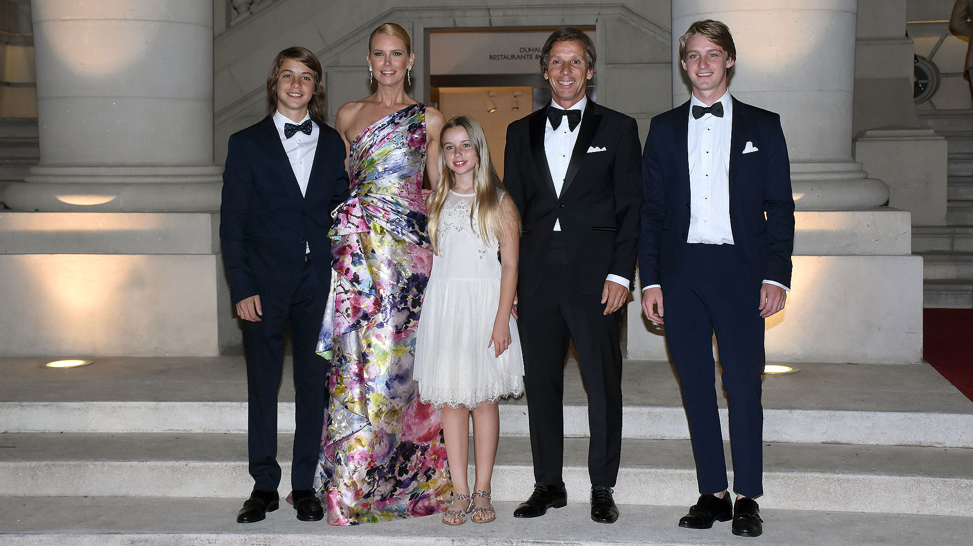 Valeria Mazza y Alejandro Gravier junto a sus hijos Benicio, Taína y Balthazar en la 14ª edición de la gala a beneficio del Hospital Austral