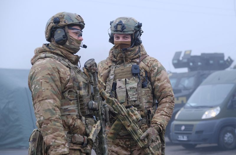 Militares ucranianos hacen guardia cerca de los autobuses de los rebeldes pro-rusos antes del intercambio de prisioneros de guerra (POW) entre Ucrania y las repúblicas separatistas cerca del punto de cruce de Mayorsk en la región de Donetsk, Ucrania 29 de diciembre de 2019. Yevgen Honcharenko/Pool vía REUTERS