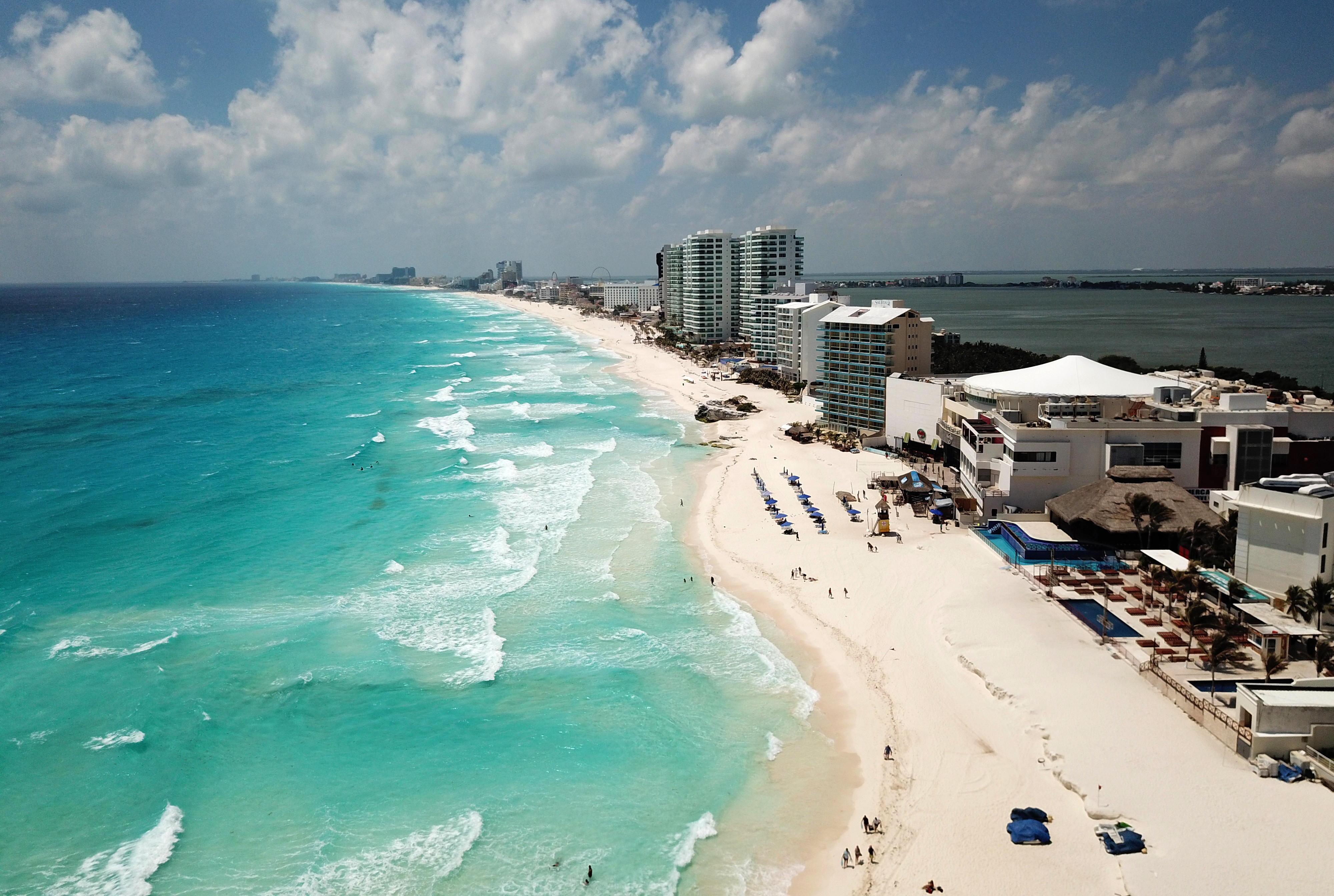 Vista aérea de una playa casi vacía en Cancún, estado de Quintana Roo, México, el 28 de marzo de 2020. - Una caída significativa en el número de turistas se registra en los centros turísticos de México debido a la nueva pandemia de coronavirus.