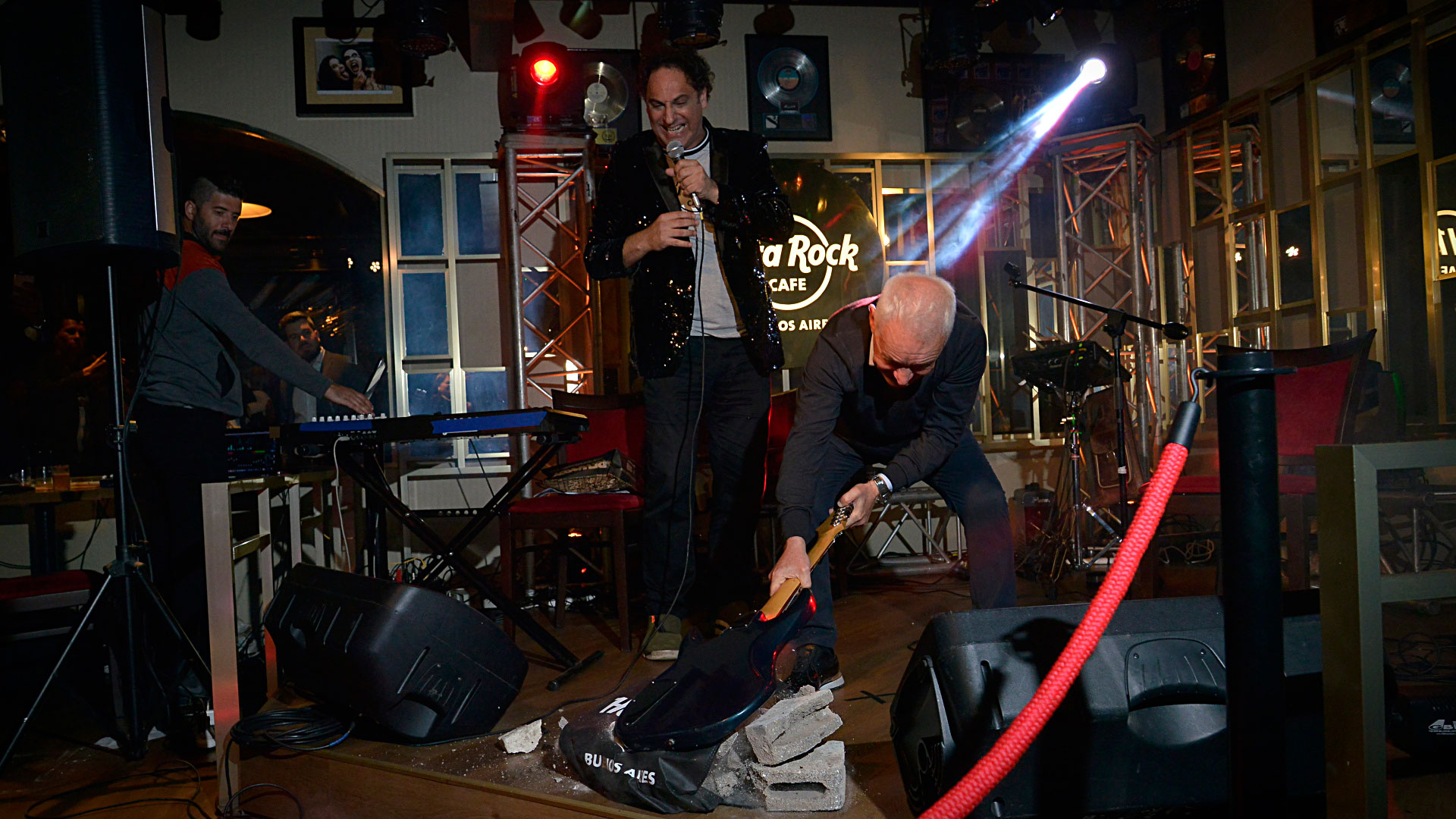 Tal como lo indica la tradición, en cada apertura de un Hard Rock Café se rompe una guitarra. En esta ocasión, el encargado de la ceremonia en el nuevo local de Puerto Madero fue su dueño, Víctor Blanco, presidente de Racing