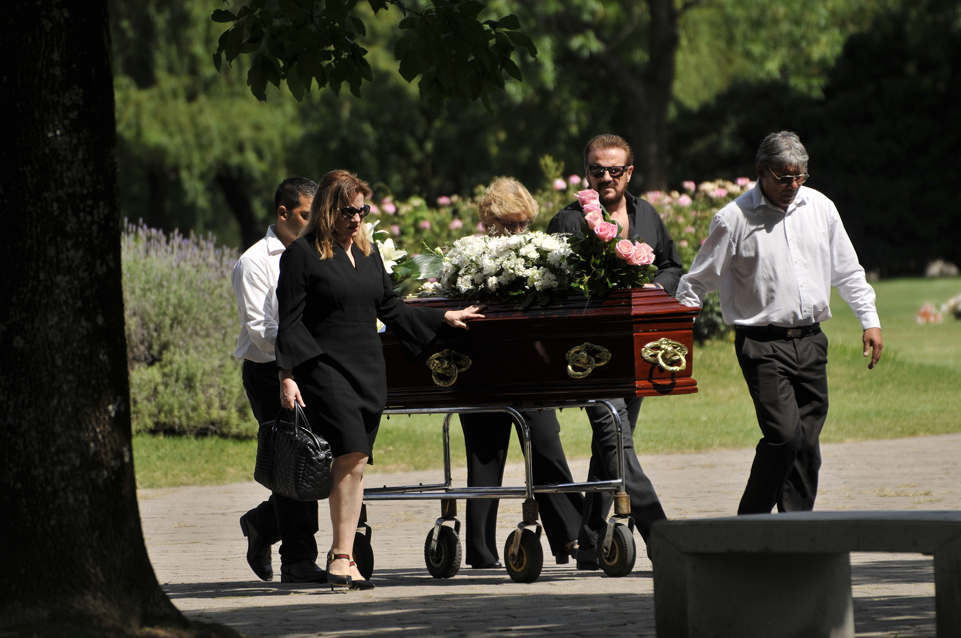 El dolor de los hermanos Galán en el último adiós a su madre