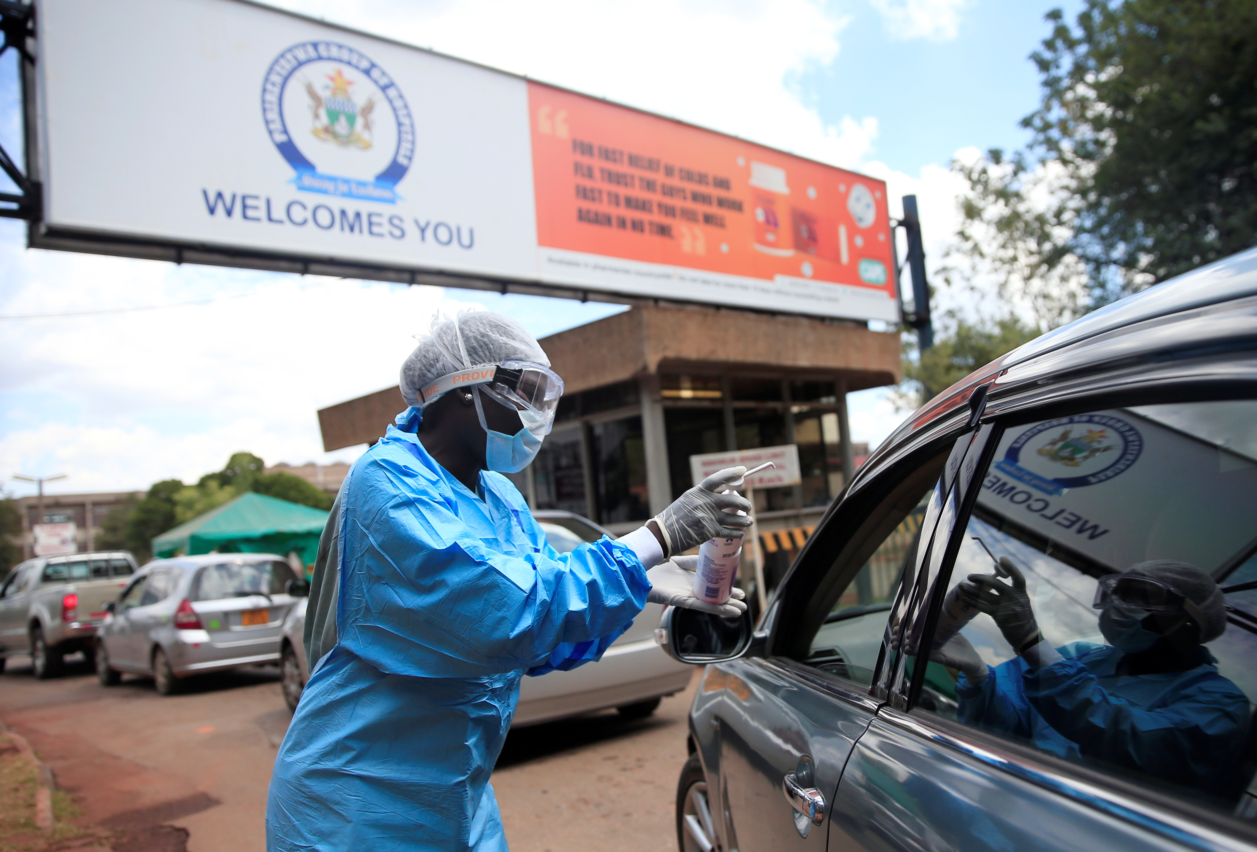 Un trabajador de salud examina y desinfecta a los visitantes para prevenir la propagación de la enfermedad por coronavirus (COVID-19) fuera de un hospital en Harare (Reuters)