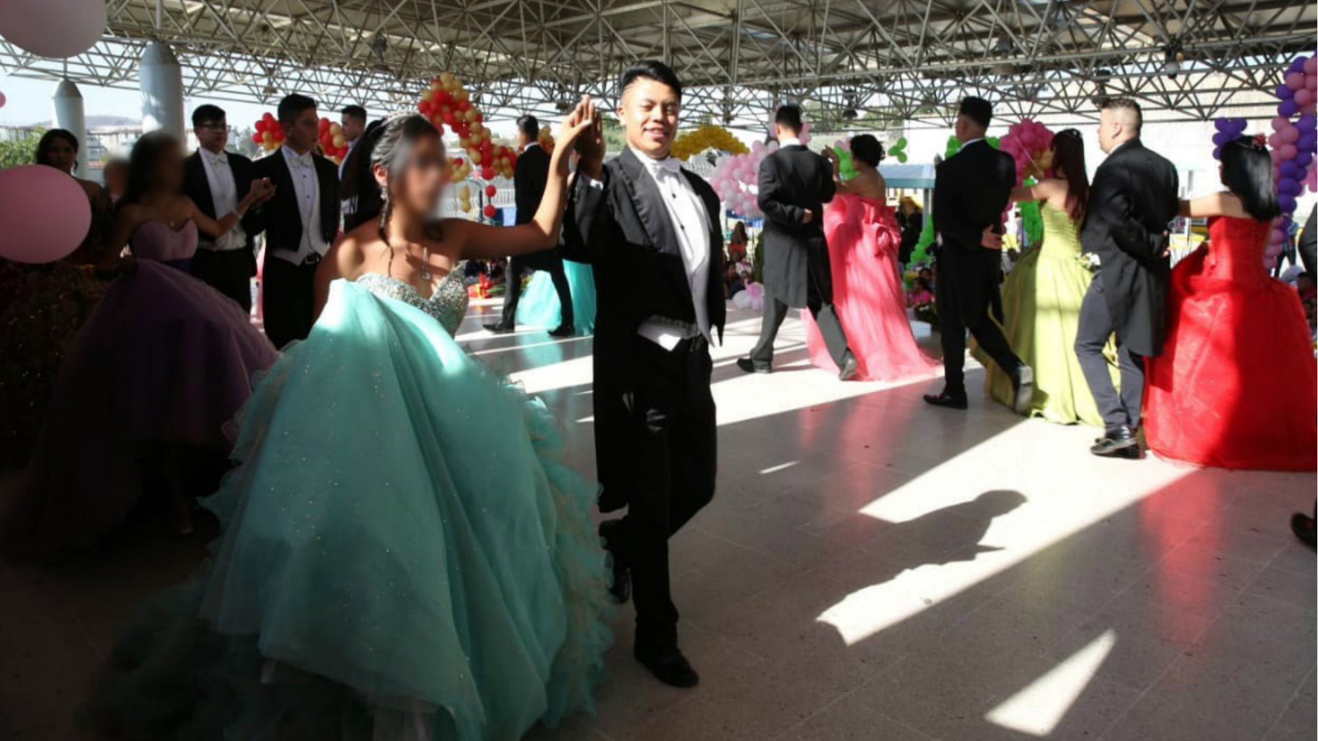 Tras la comida se realizó el tradicional vals (Foto: especial)