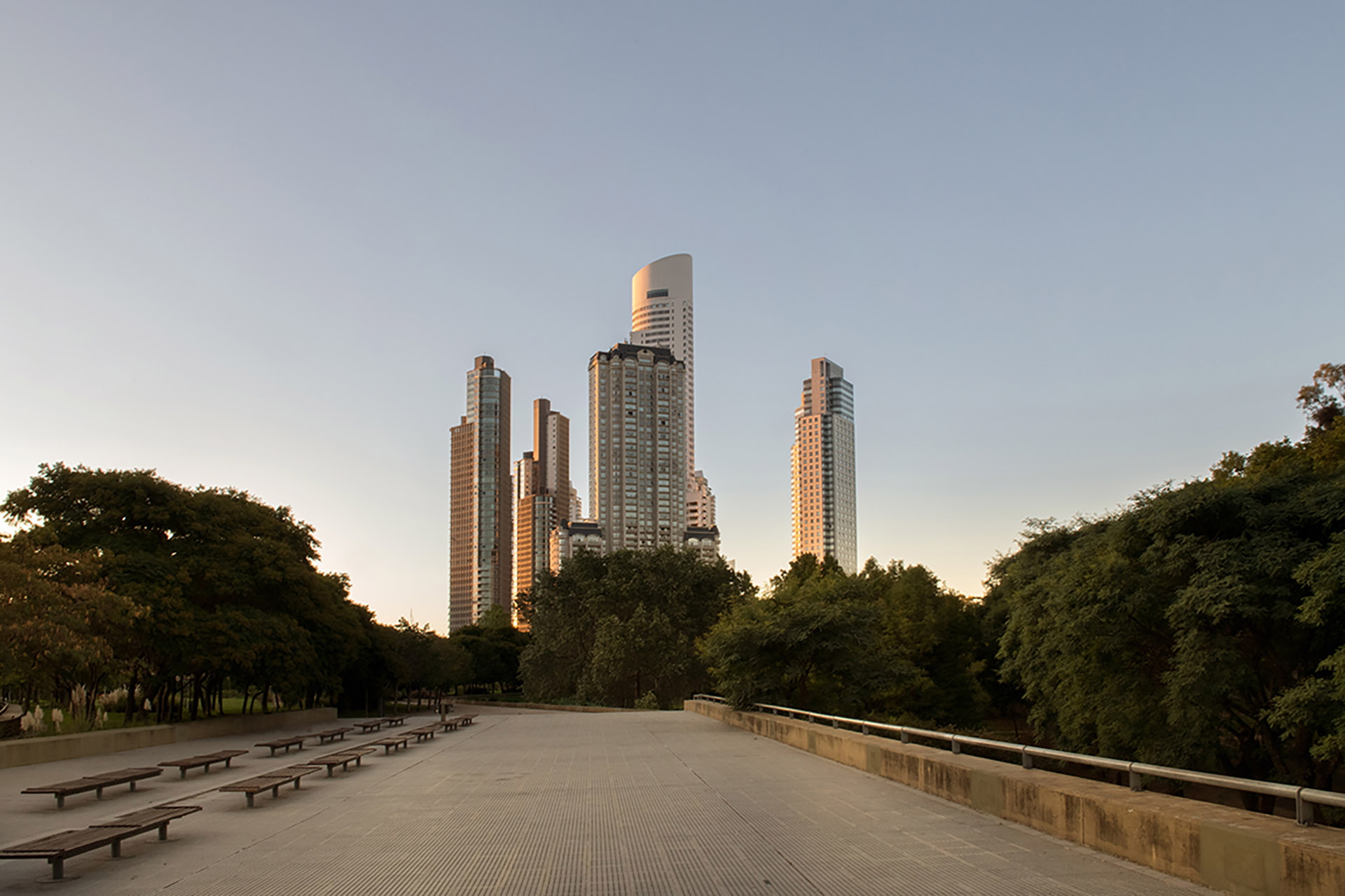 De fondo, los edificios de Puerto Madero