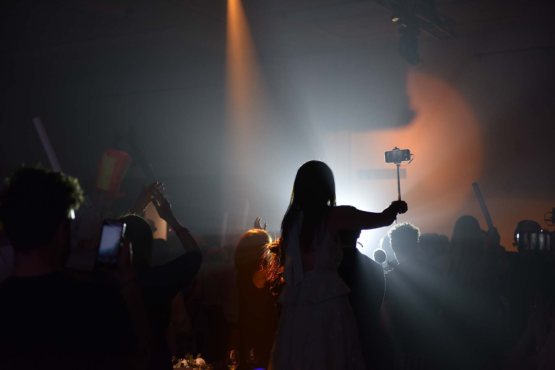 A medida que los ganadores se acercaban a recibir sus reconocimientos emocionados con carteles bailando al ritmo de la música