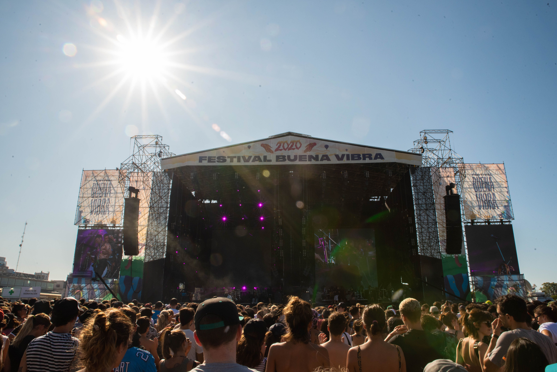 Casi 15 mil personas pasaron por el festival. Pese a los 35 calurosos y pegajosos grados del sábado, el público acompañó desde muy temprano a sus artistas favoritos