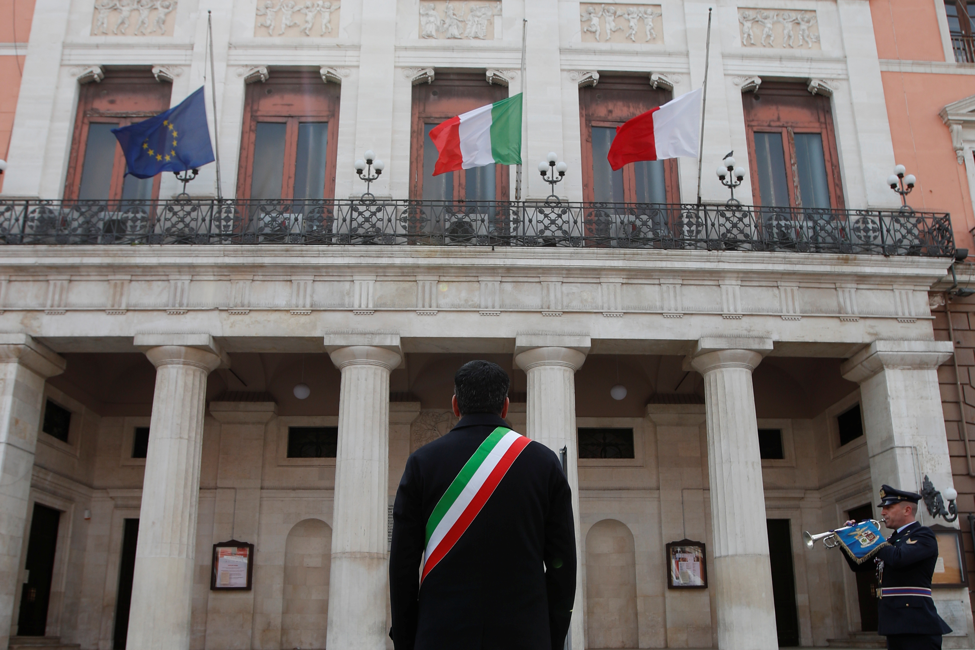 Antonio Decaro, de espaldas, durante el homenaje en Bari. (REUTERS/Alessandro Garofalo)