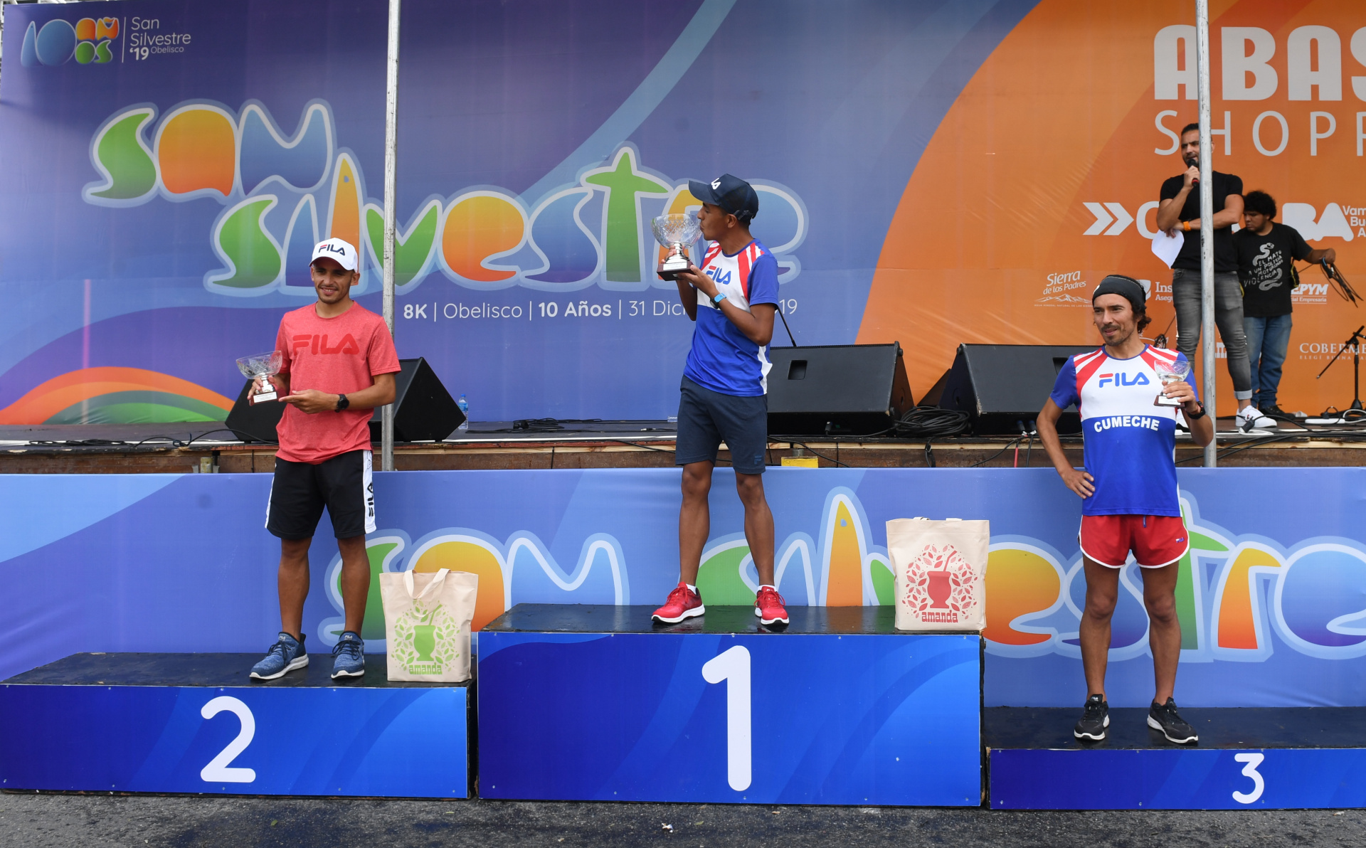 David Rodríguez (primero), Martín Méndez (segundo) y Ulises Sanguinetti (tercero) en el podio (Maximiliano Luna)