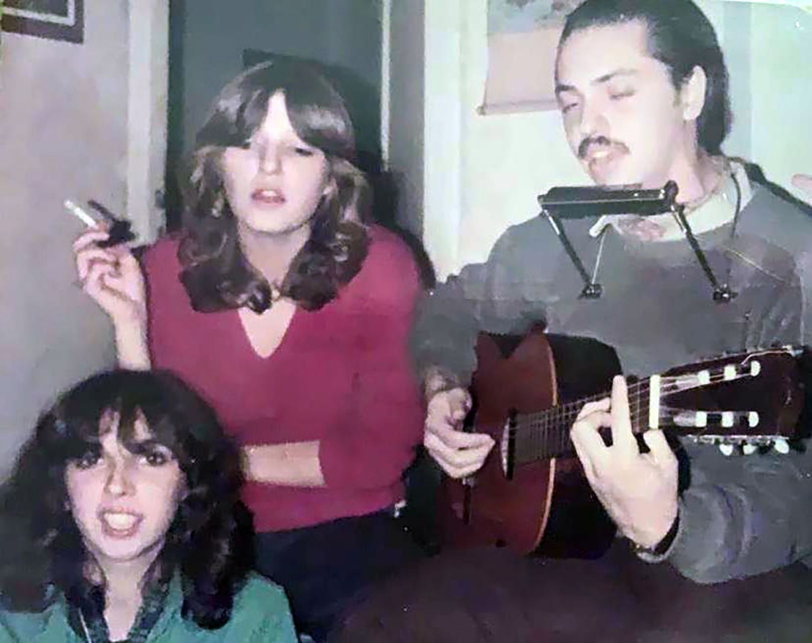 A los 14 años comenzó a tomar clases de guitarra con Litto Nebbia. Tocó en bares y llegó a grabar una pista de guitarra acústica en la canción “El último verano”, incluida en el disco de la banda marplatense Los Súper Ratones, editado en 2008.