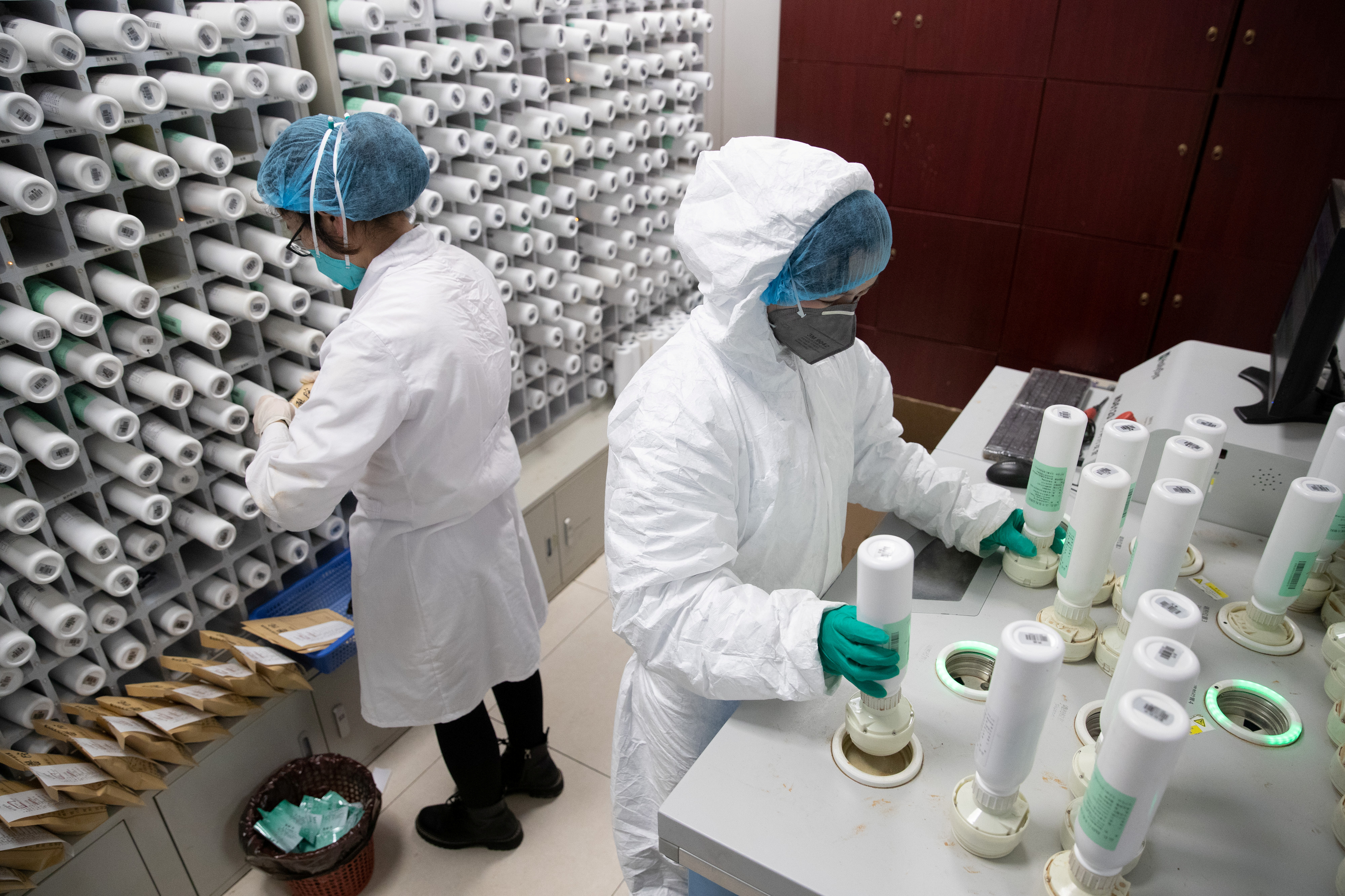 "Solo un comité de expertos puede decidir a quién se les permite utilizar los kits del análisis", le explicaron los médicos que sospechaban que tenía el COVID-19 (China Daily vía Reuters)