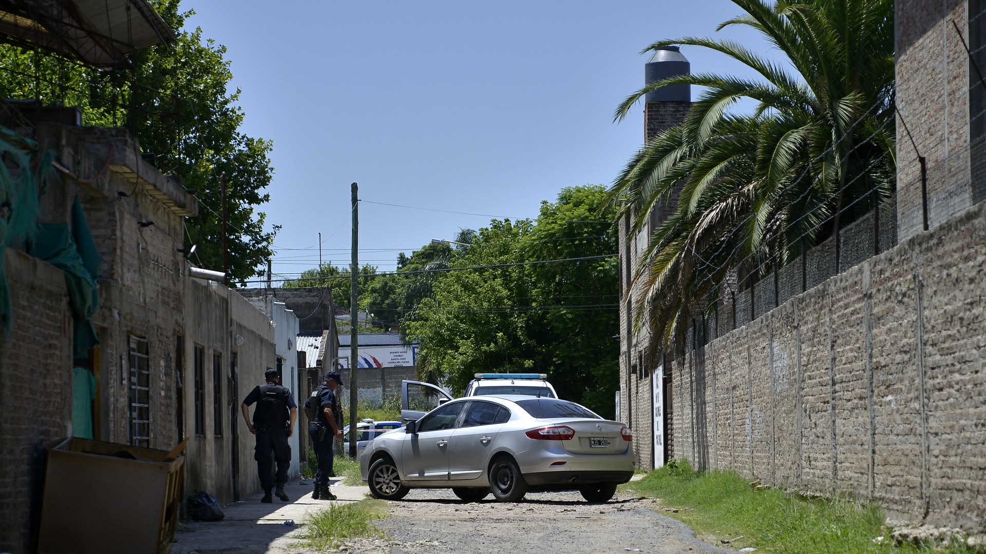 El auto en el que se movilizaban los delincuentes fue abandonado a unas pocas cuadras, en la calle Quito (Gustavo Gavotti)