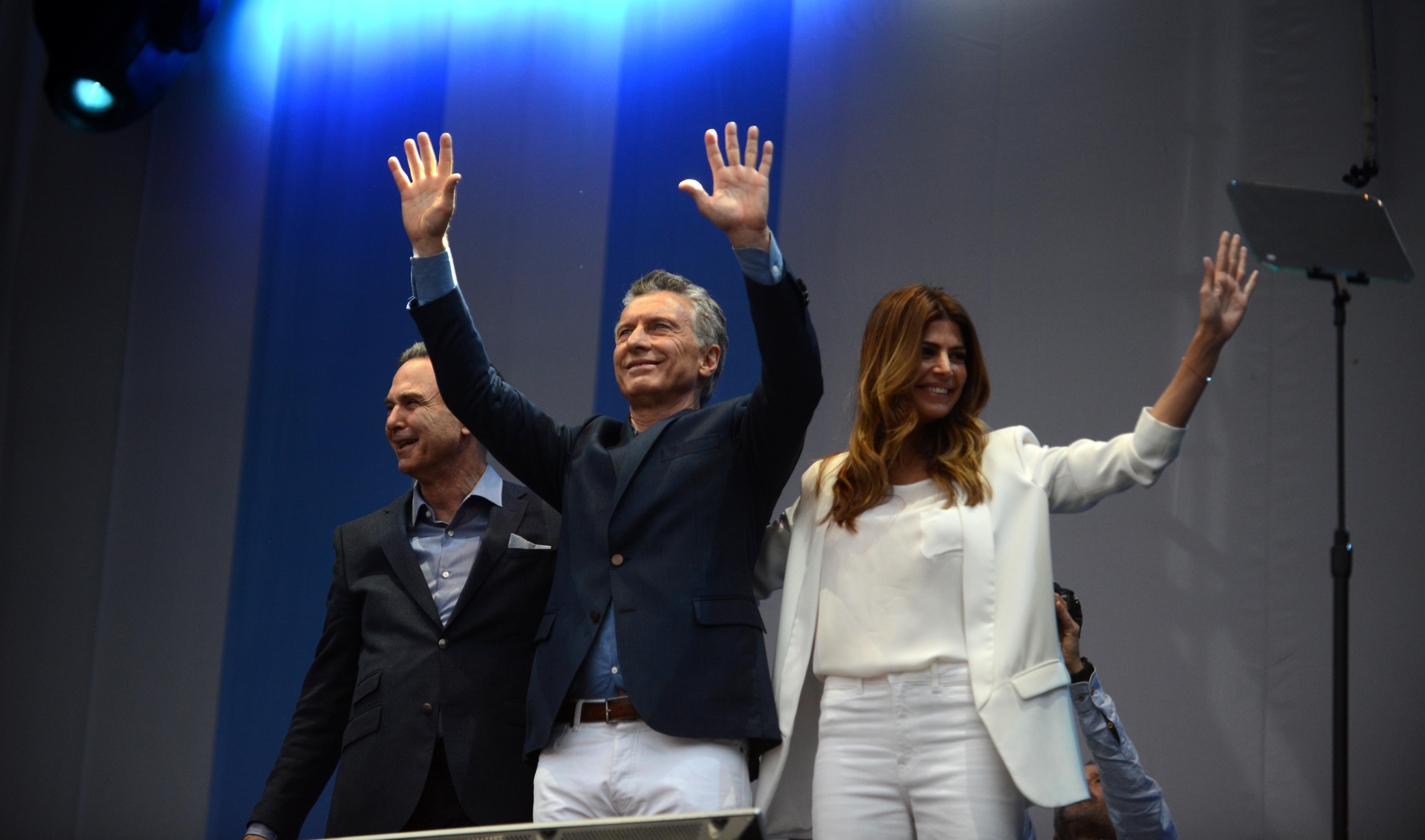 Pichetto, Macri y Awada saludando a la multitud (Presidencia)
