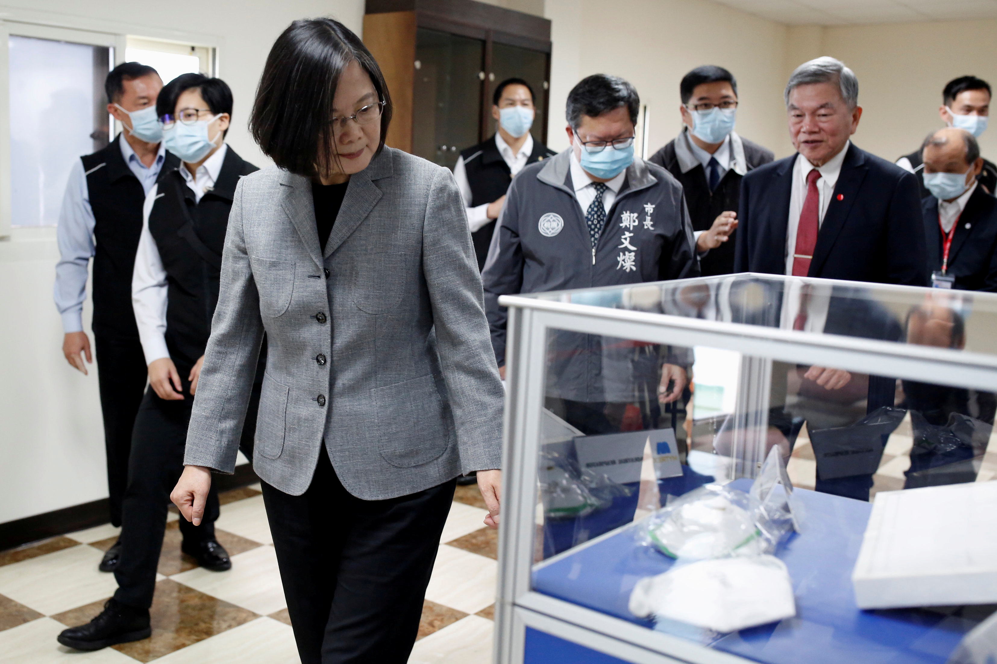 La presidenta taiwanesa, Tsai Ing-Wen, visita una fábrica de tela filtrante no tejida, donde se realizan máscaras quirúrgicas, en Taoyuan, Taiwán (Reuters)
