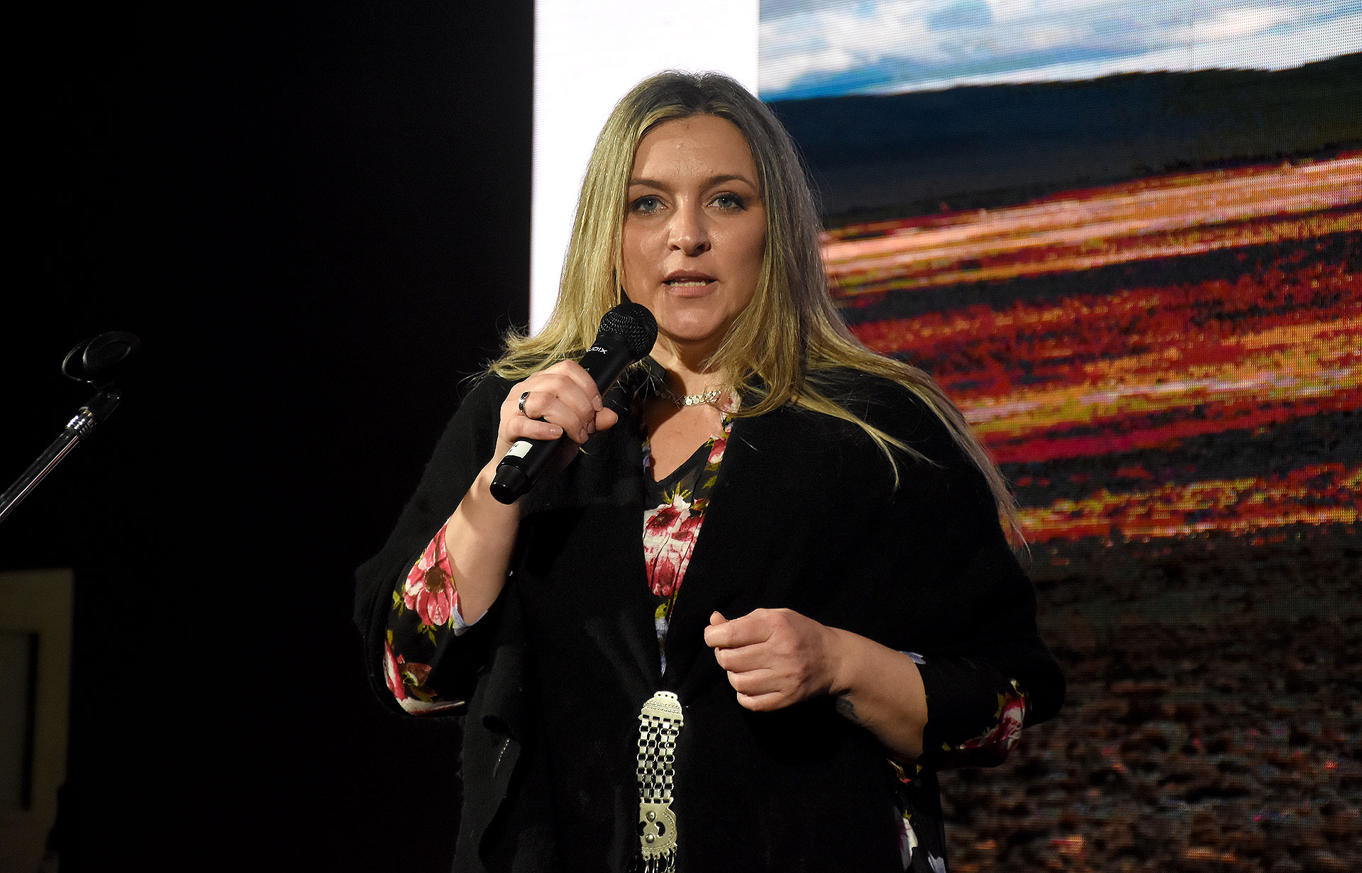 Mariana Battaglini, directora ejecutiva de Cruzada Patagónica. Trabajar por la misión de la Fundación es un desafío que los invitados a la cena asumieron como propio: más de 600 personas colaboraron en el festejo a beneficio de Cruzada Patagónica. Hoy, su primer proyecto educativo, cuenta con 174 jóvenes estudiantes y 121 de ellos residiendo en las Casas Estudiantiles. Es el Centro de Educación Integral (CEI) San Ignacio ubicado en el paraje de Valle de Sancabao, Junín de los Andes, Neuquén