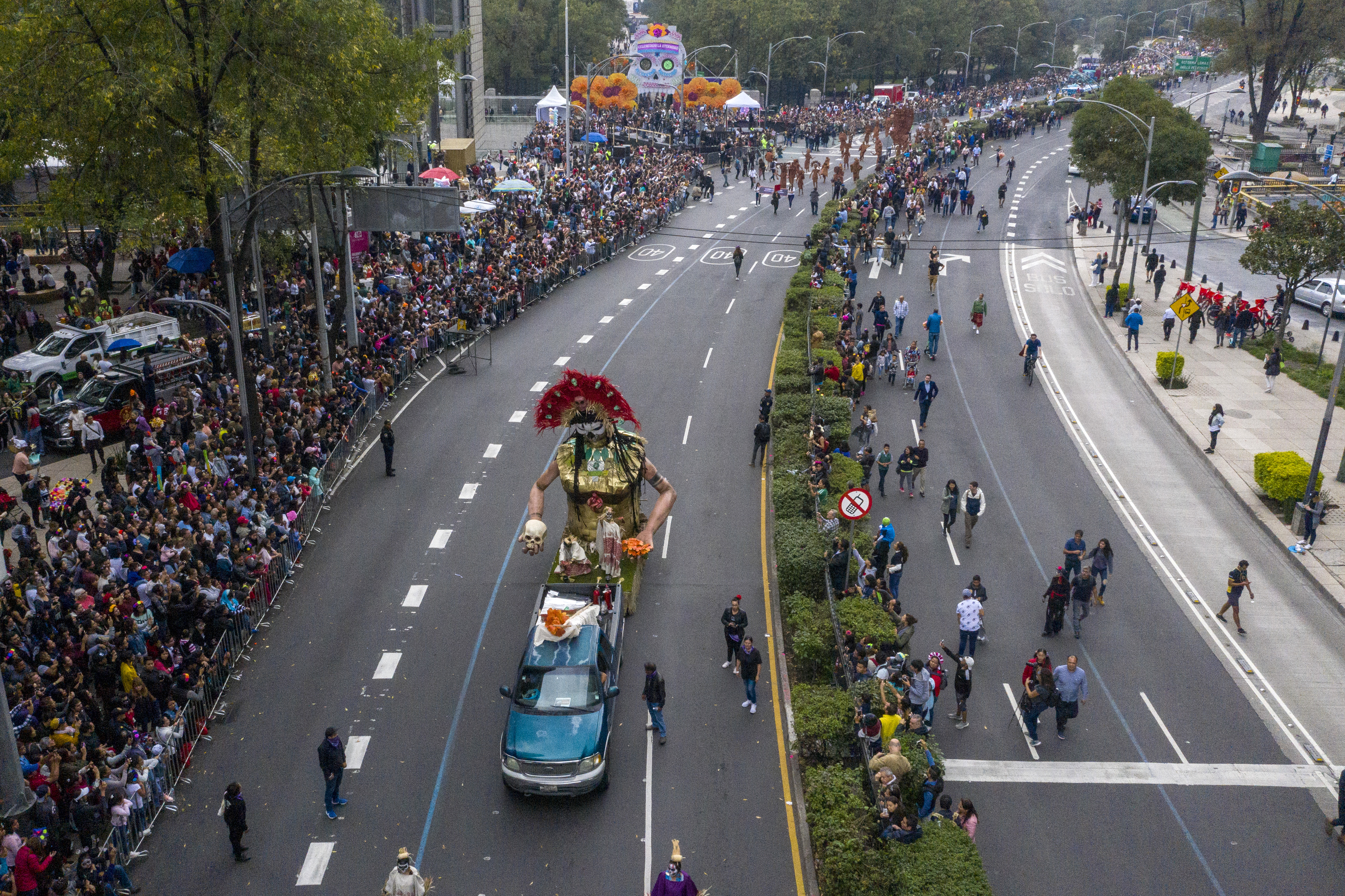 El público se detenía a tomar fotos de los carros alegóricos (Foto: Pedro Pardo/AFP)