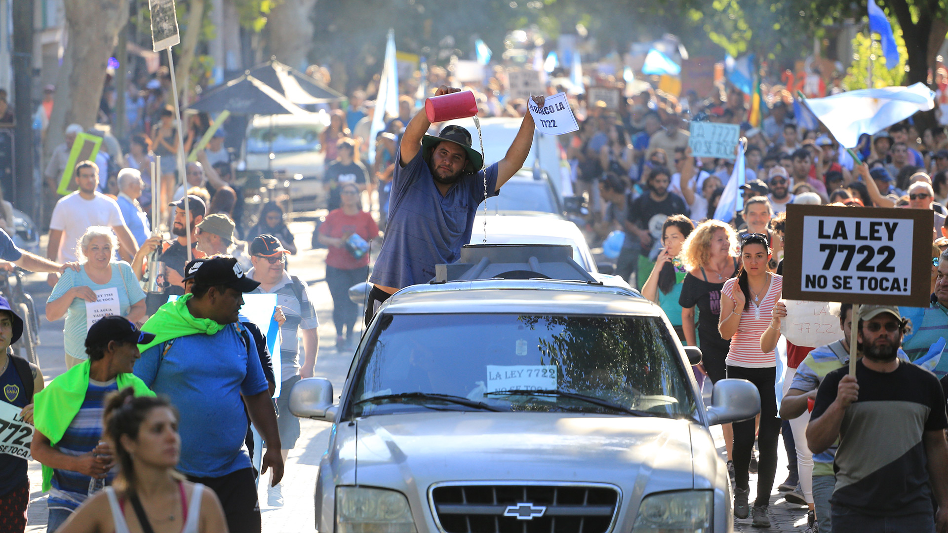 Al comenzar los desmanes frente a la Casa de Gobierno la gran multitud que participaba de la movilización se terminó disipando.