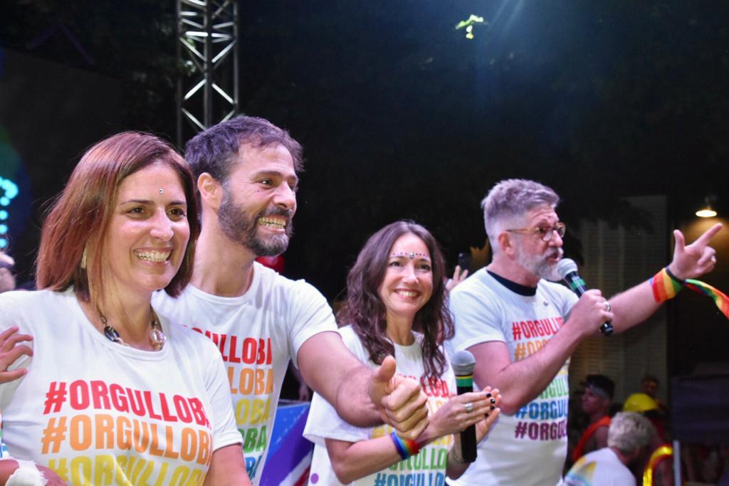 El periodista Luis Novaresio en el cierre de #OrgulloBA junto a Pamela Malewicz, subsecretaria de Derechos Humanos y Pluralismo Cultural de la Ciudad