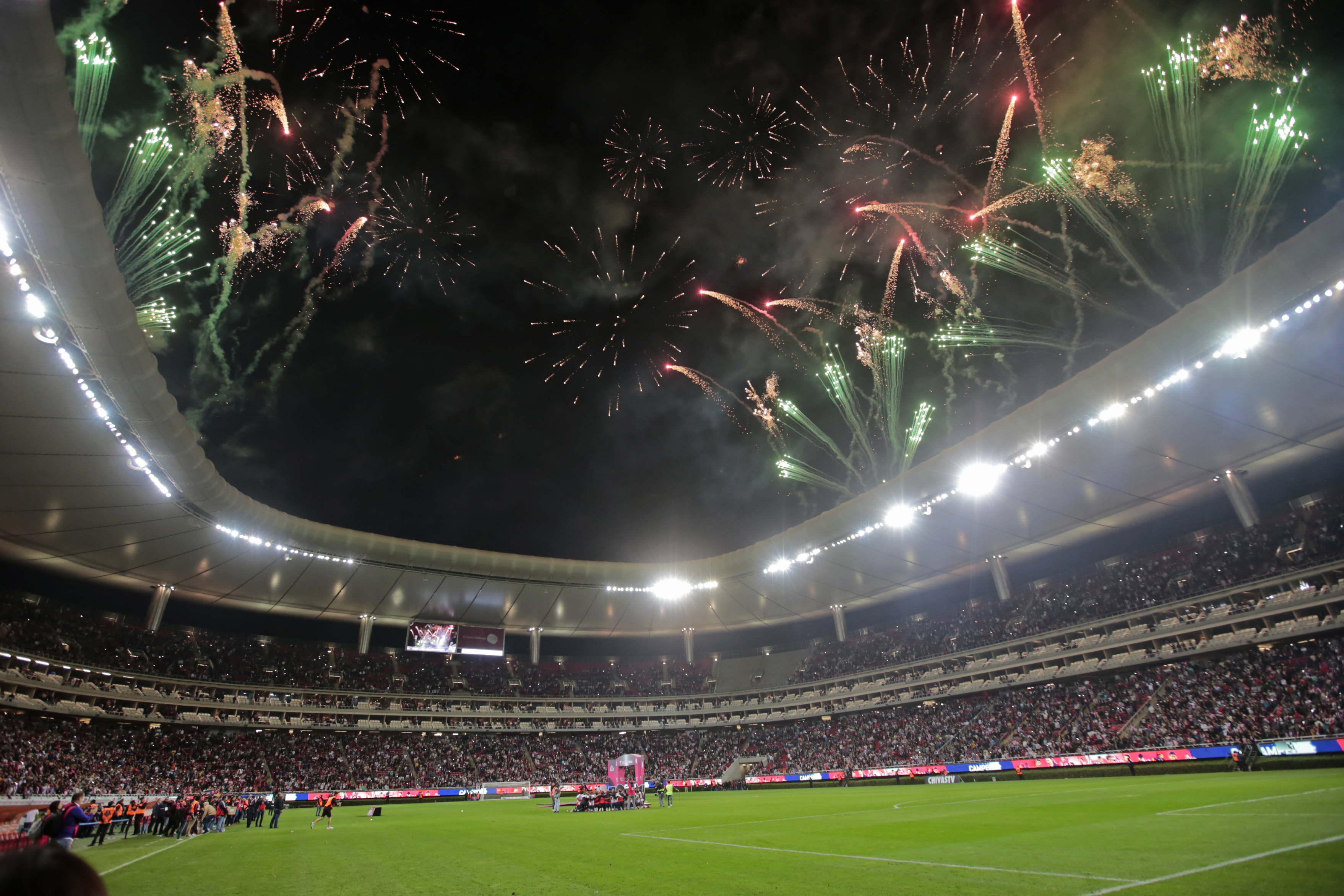 Zapopan, Jalisco, 24 de noviembre 2017, Jugadoras, así como cuerpo técnico de Chivas celebran la victoria y levantan su primera copa en el torneo al vencer a su rival, en partido correspondiente a la Final del del Torneo Apertura 2017 de la Liga MX Femenil, en donde se enfrentaron los equipos de las Chivas vs Pachuca, en juego que se llevó a cabo en el Estadio Chivas. El marcador al final fue de 3-0 a favor del equipo local. (Foto: Cuartoscuro)