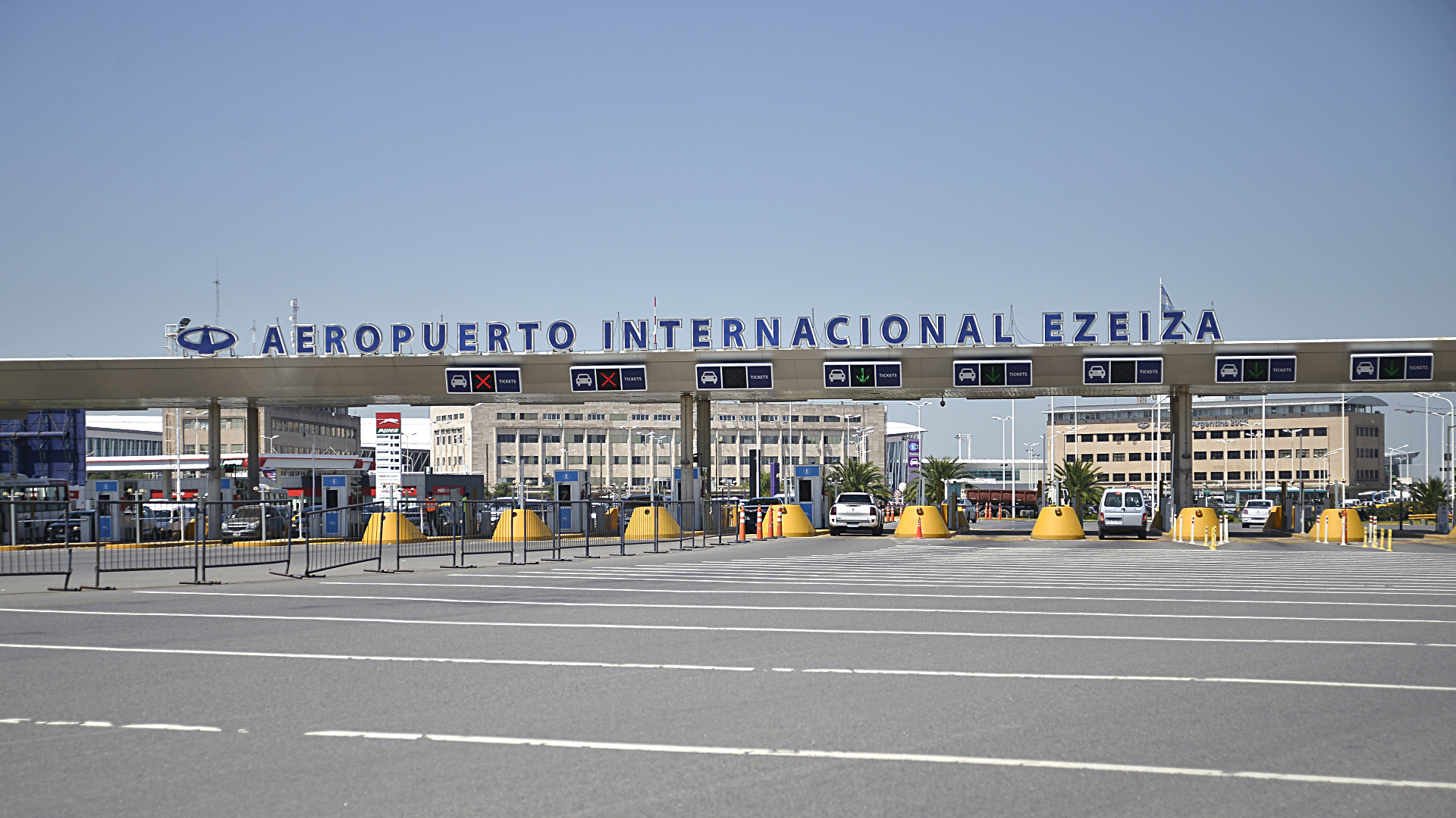 El avión, que partió desde Nueva York, permaneció una hora y cuarto en una plataforma especial porque uno de los pasajeros presentaba fiebre. Luego de someterse a los controles, las autoridades sanitarias descartaron la enfermedad