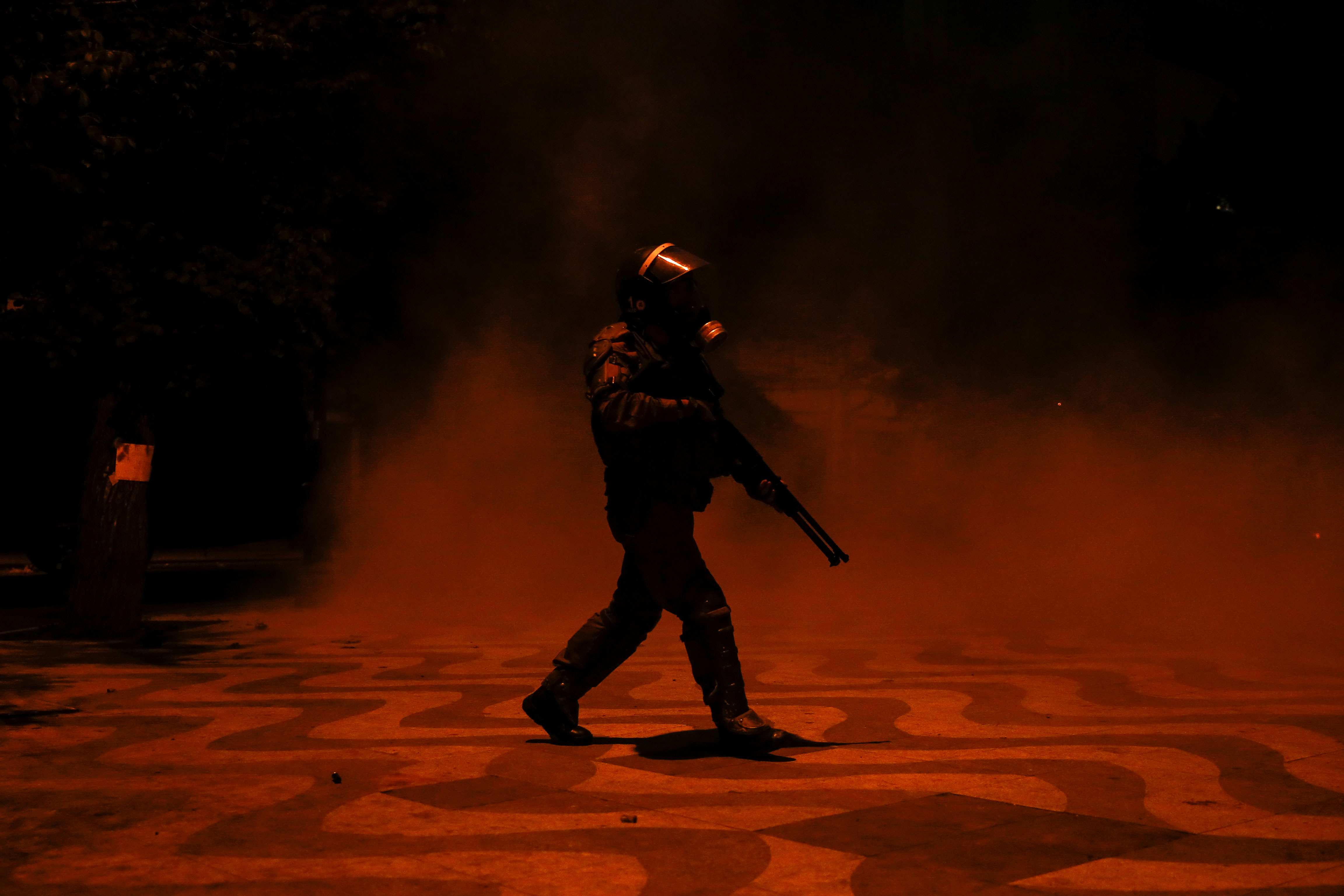 El Gobierno chileno invocó a ley de seguridad del Estado, una legislación que regula los delitos contra la seguridad interior del país y que endurece las penas para aquellos que resulten culpables de los desórdenes y disturbios.