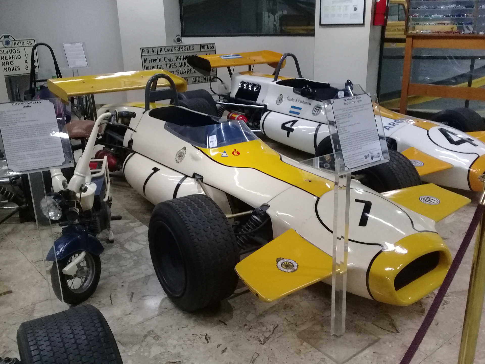 En primer plano el Brabham BT 30 con el que Reutemann corrió sus primeras carreras en la F-2 Europea. A su izquierda el BT 36 y a su derecha la pequeña moto que usaba el equipo argentino para moverse en los boxes (Darío Coronel).