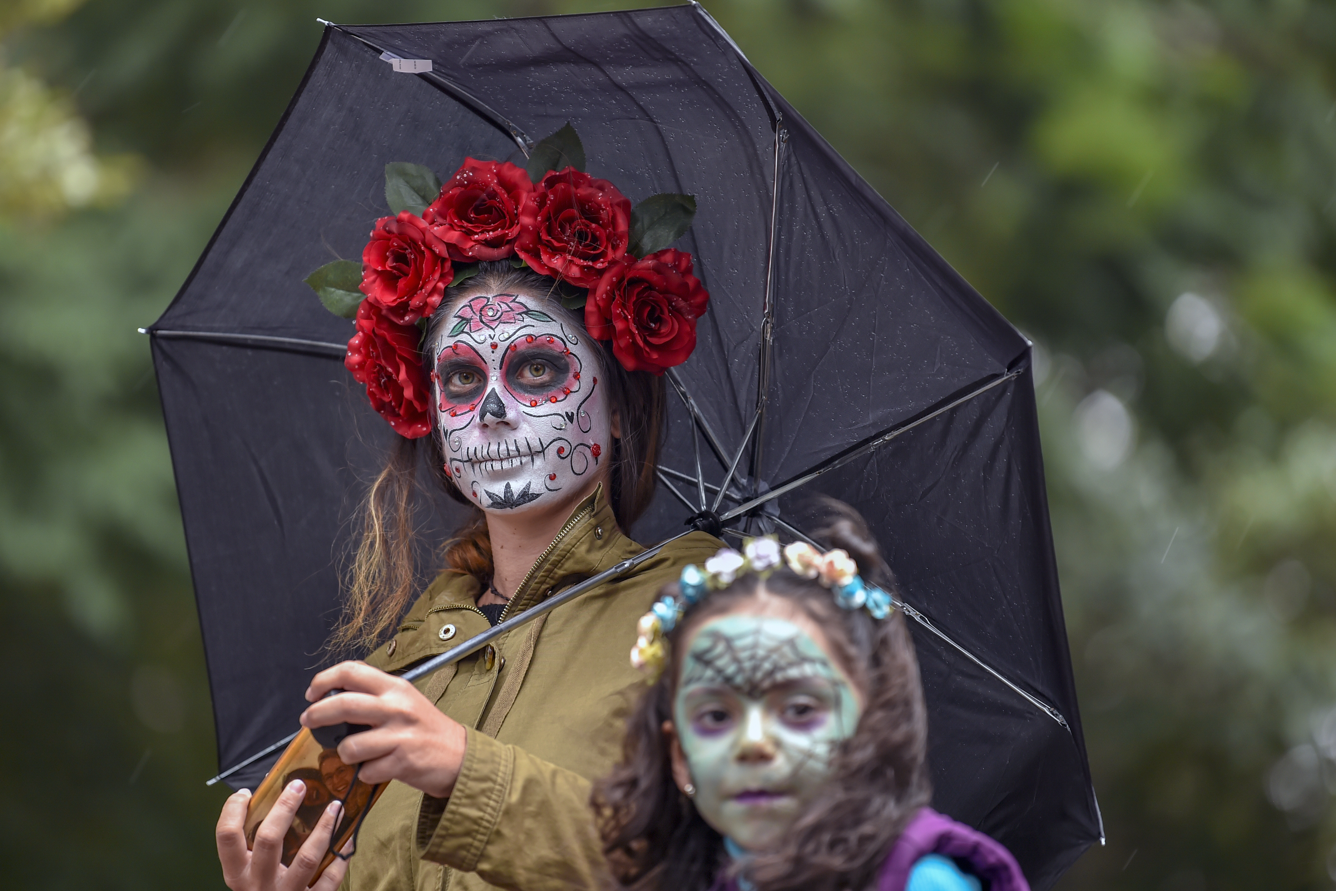 Una mujer y una niña caracterizadas como catrinas (Foto: Pedro Pardo/AFP)