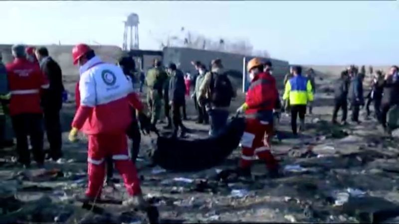 Equipos de emergencia trabajan cerca de los restos del vuelo PS752 de Ukraine International Airlines (REUTERS)