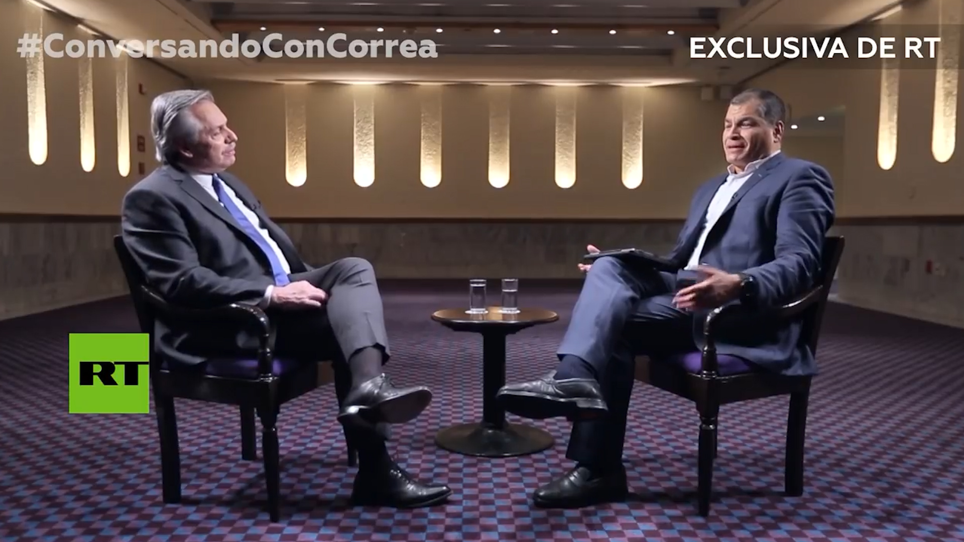 Alberto Fernández junto a Rafael Correa durante la entrevista que realizaron en el canal RT en Español (RT)