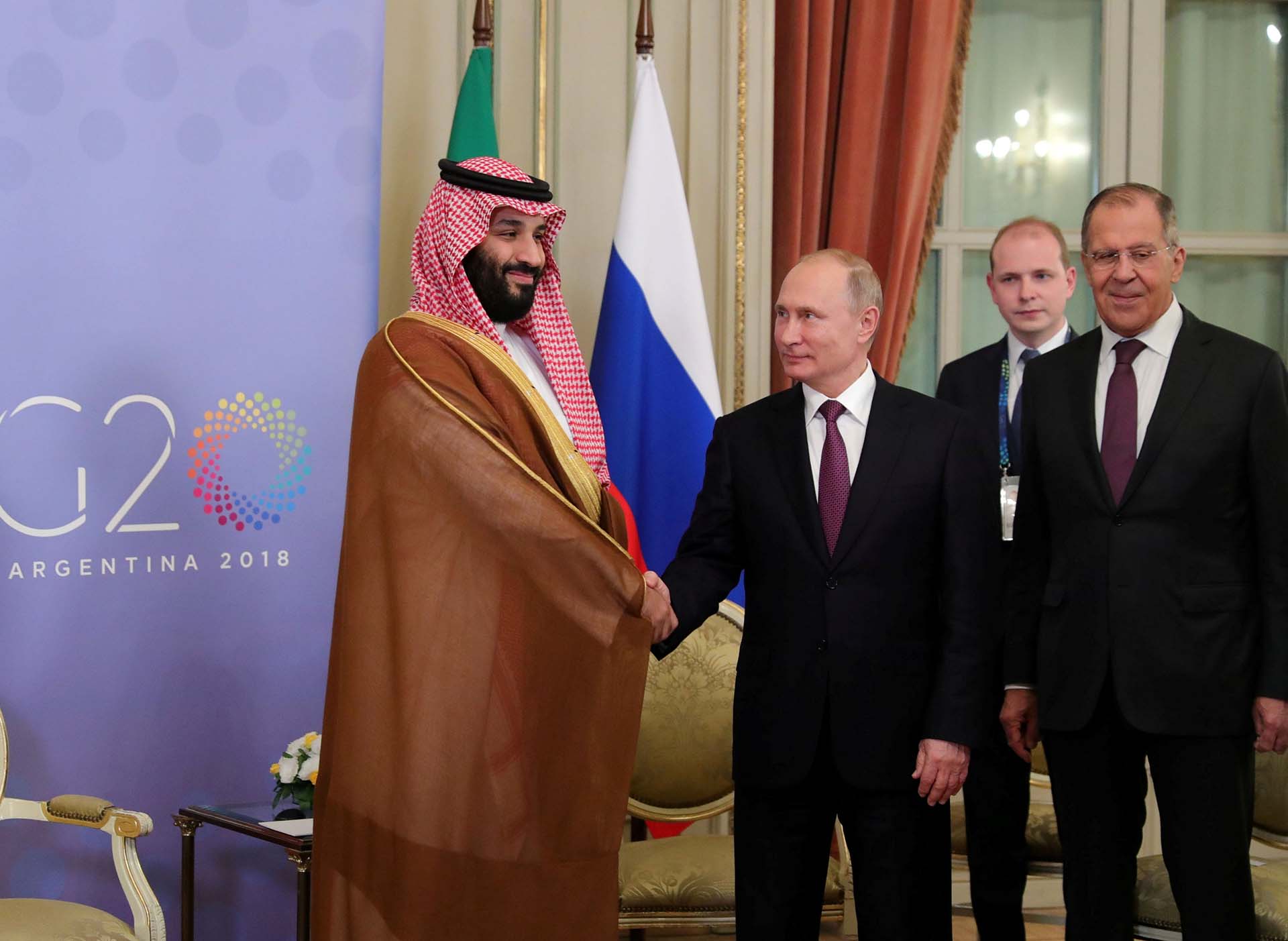 El presidente ruso, Vladimir Putin, y el príncipe y hombre fuerte de Arabia Saudita, Mohammed bin Salman, fueron muy efusivos cuando se encontraron en Buenos Aires en la reunión del G-20. Pero sobre el petróleo no se ponen de acuerdo (Reuters)