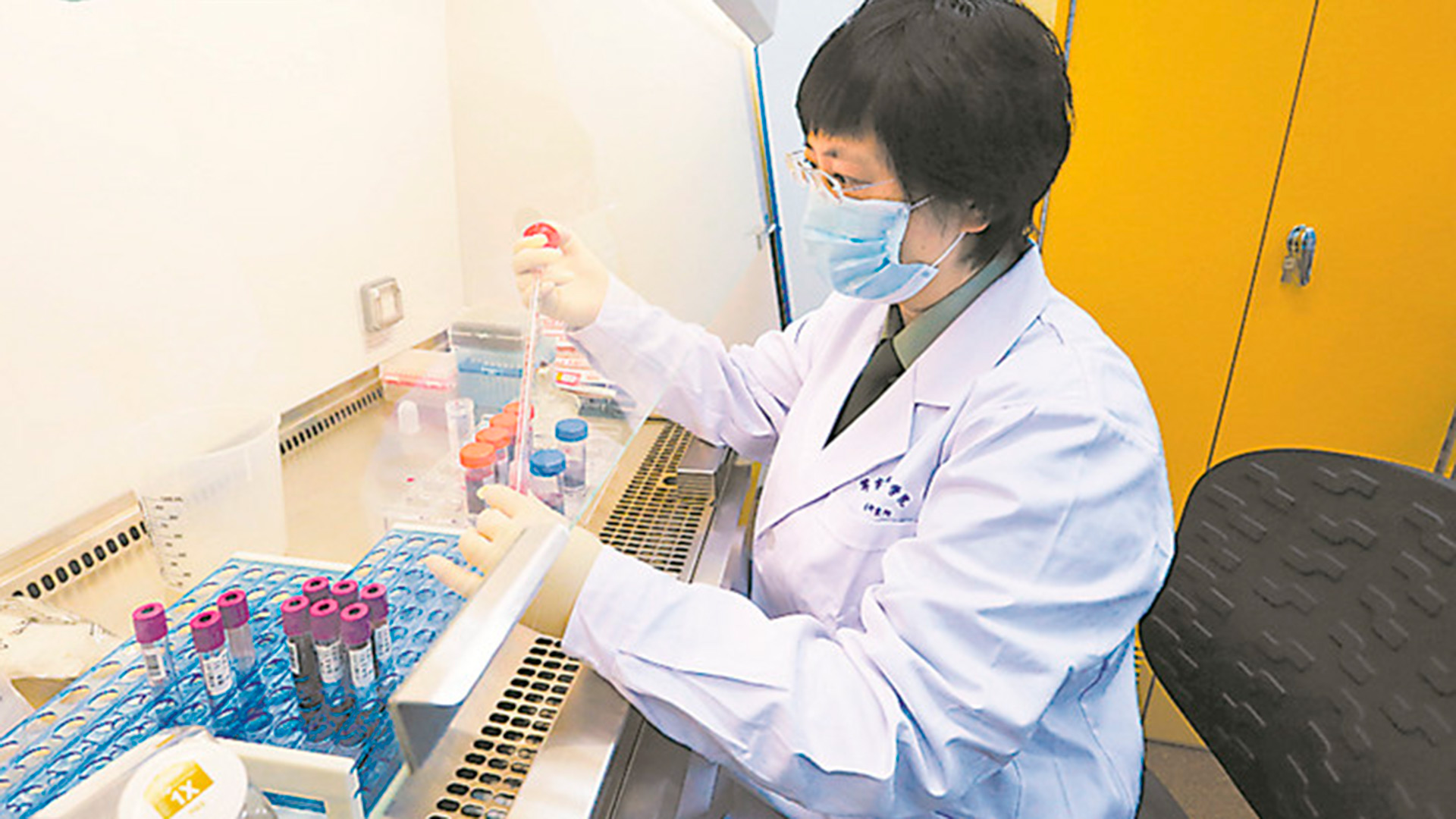Bajo una intensa presión de Beijing, científicos chinos se encuentran trabajando sin descanso para encontrar una vacuna contra el coronavirus.
