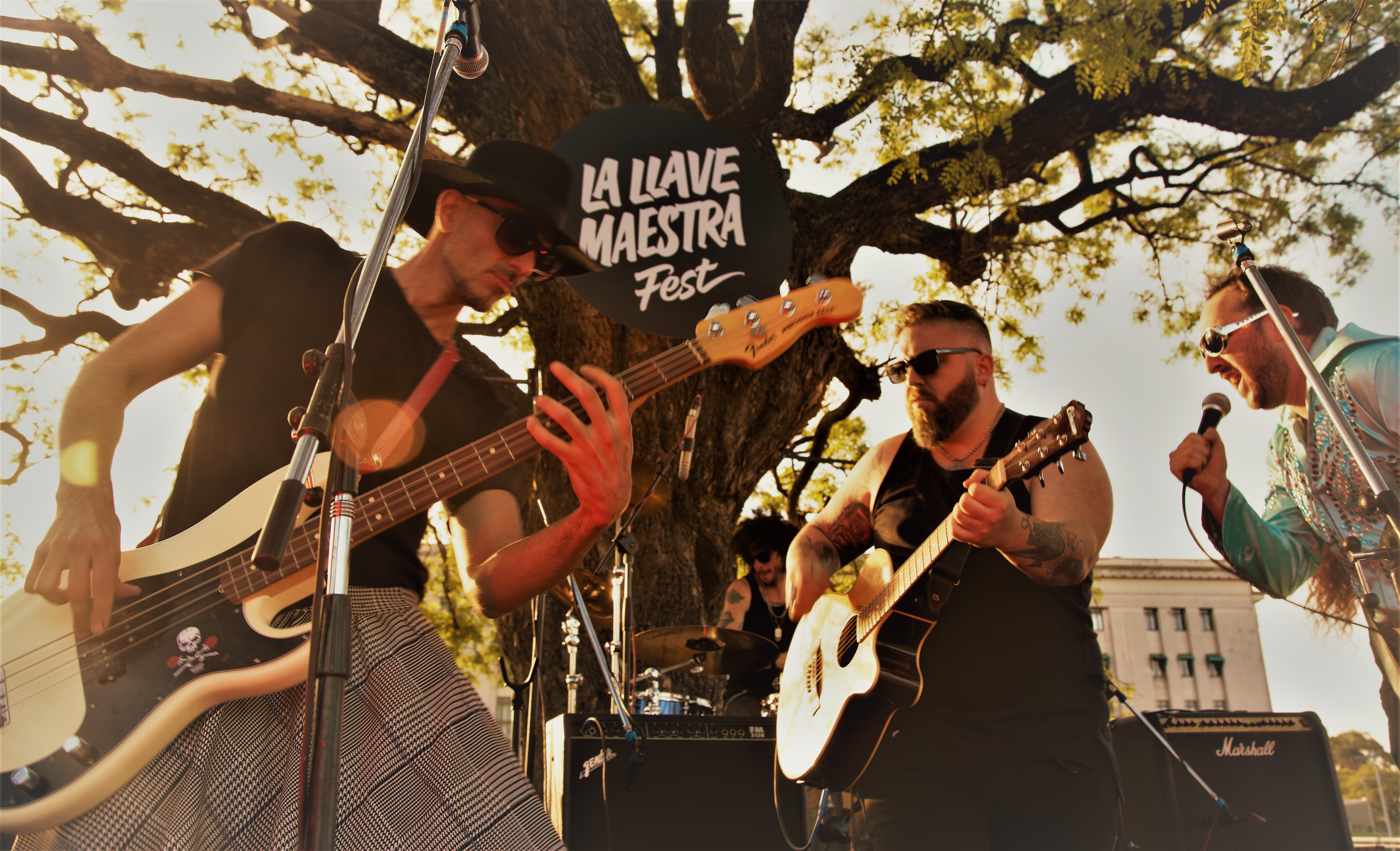 Maleboux con Elvis & The Fires