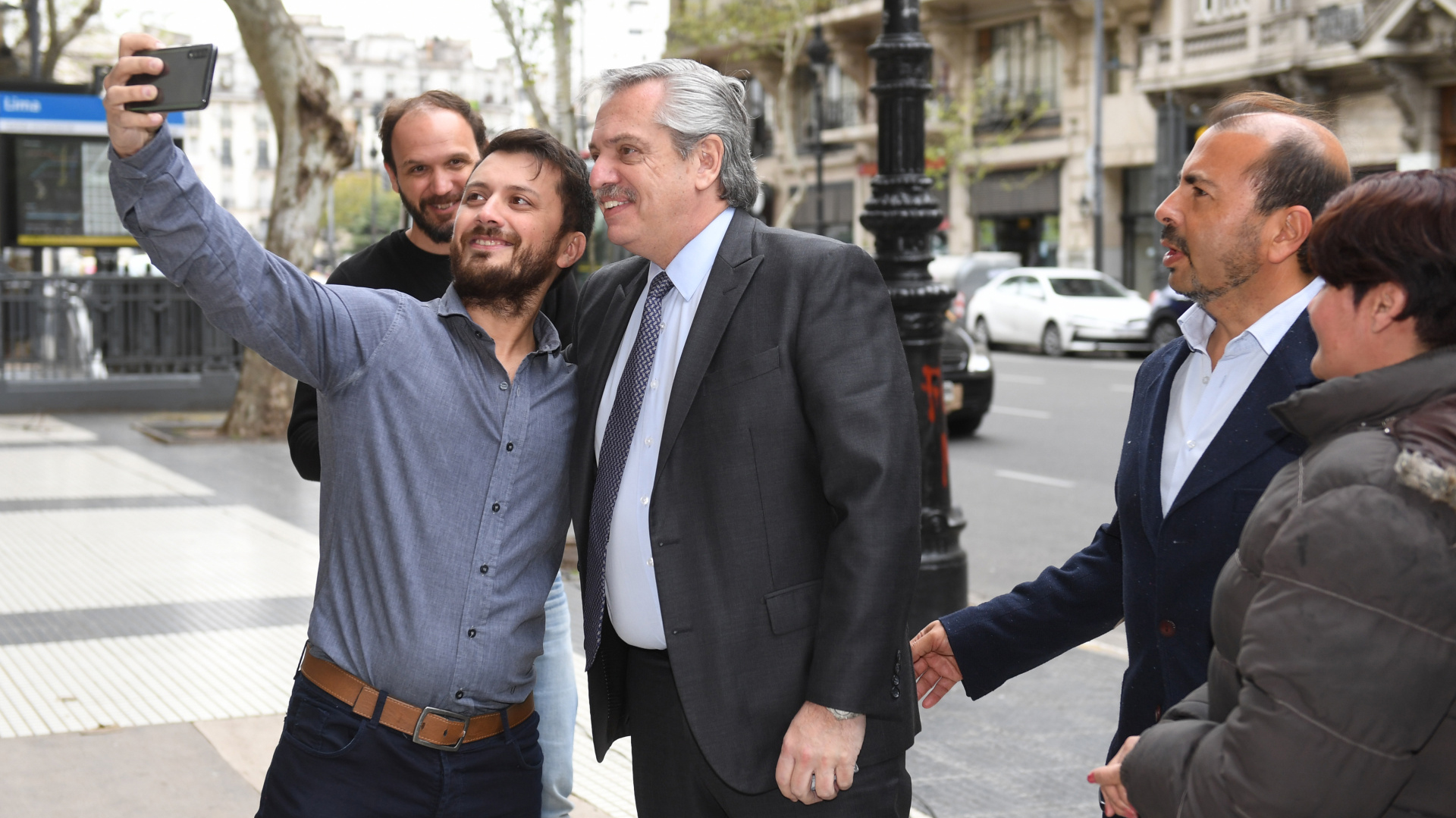 Alberto Fernández mantiene un estilo formal para la campaña, las entrevistas y las reuniones con los distintos sectores del poder (Maximiliano Luna)