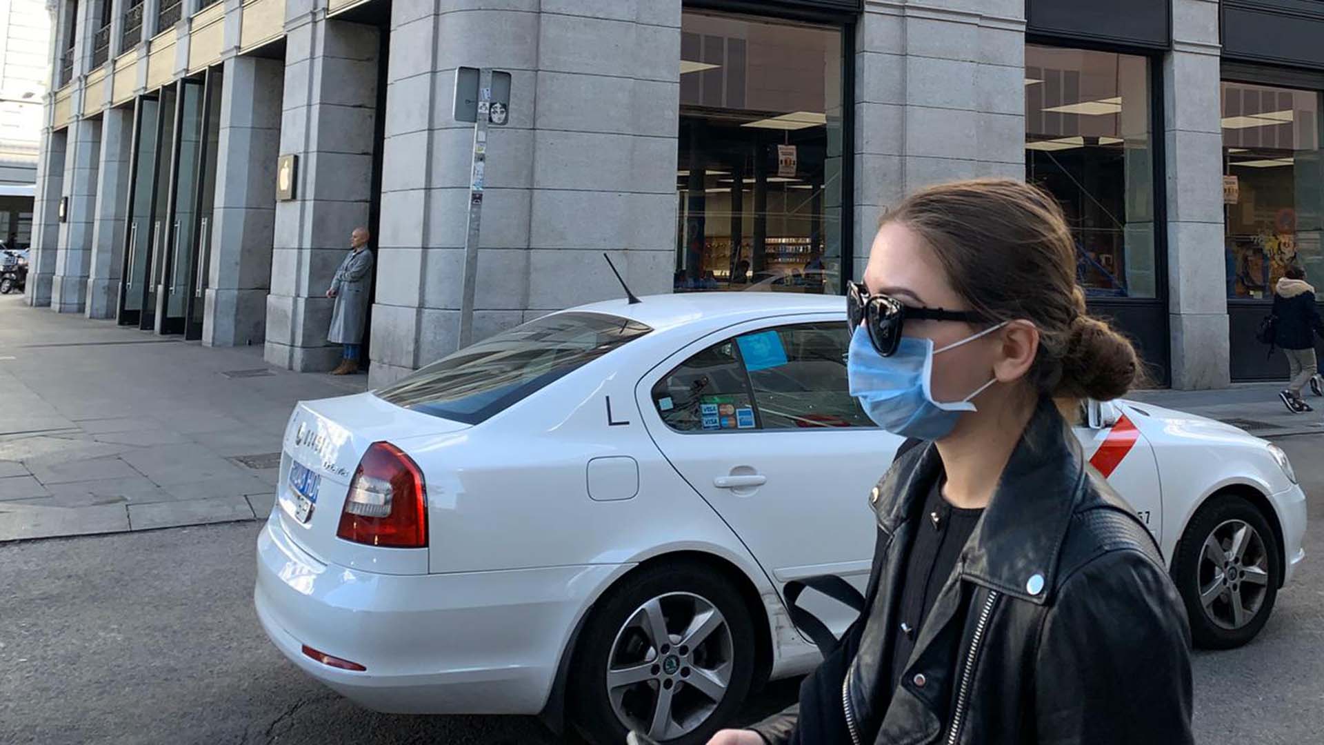 Los españoles usan mascarillas ante la pandemia de coronavirus (Foto: Facundo Pechervsky)